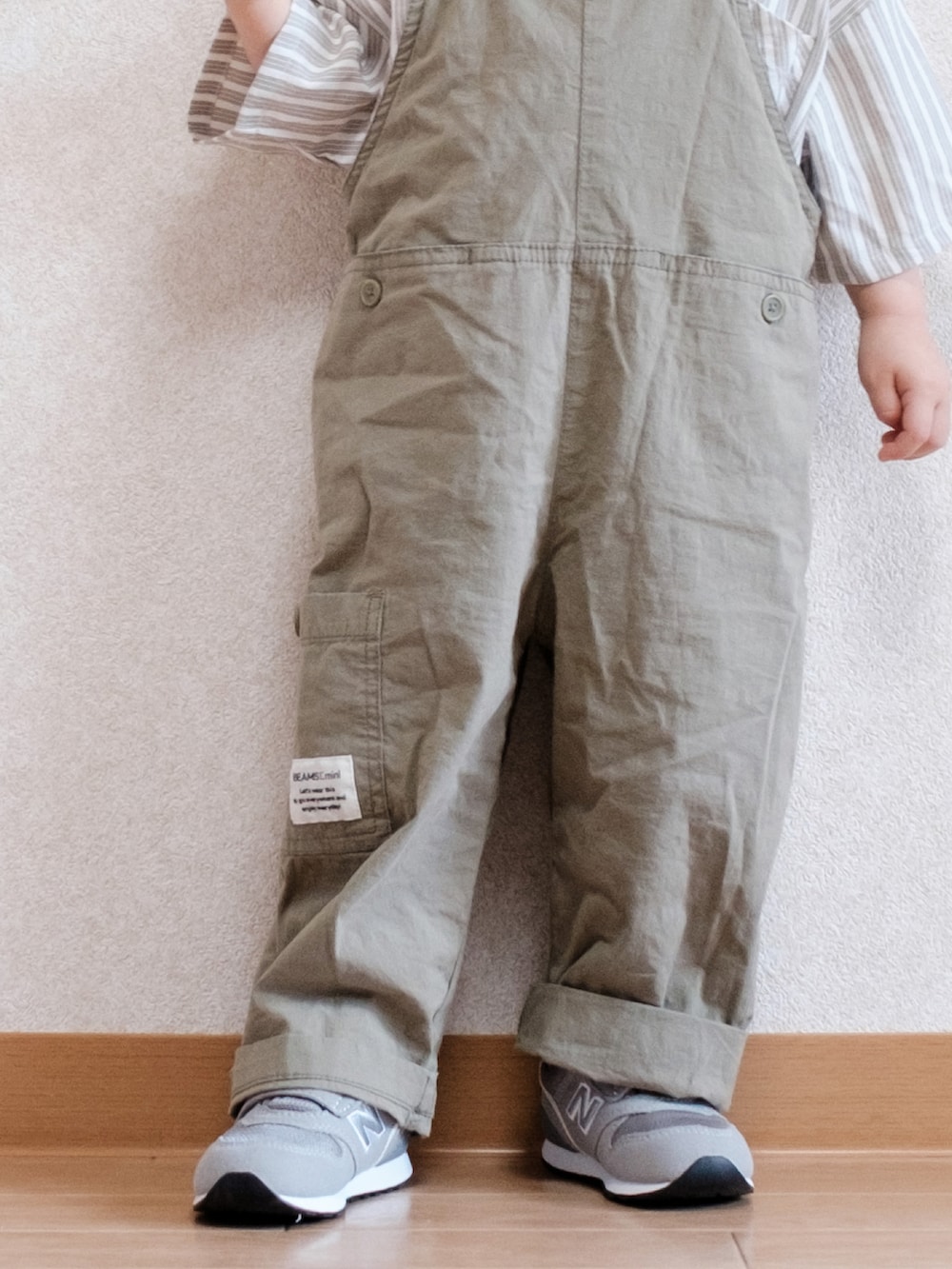 「お出かけコーデ日記、カジュアルコーデ、春夏コーデ、キッズ、オーバーオール、サロペット、BEAMS、ビームス、BEAMSmini、グリーン、カーキ、ニューバランス、キッズファッション、1歳」｜「BEAMS miniのBEAMS mini / ポケット キャンプ サロペット（90～150㎝）（サロペット/オーバーオール、グリーン系）」を使った、ITSUKIさん（キッズ・80cm）の春コーディネートの2枚目の写真