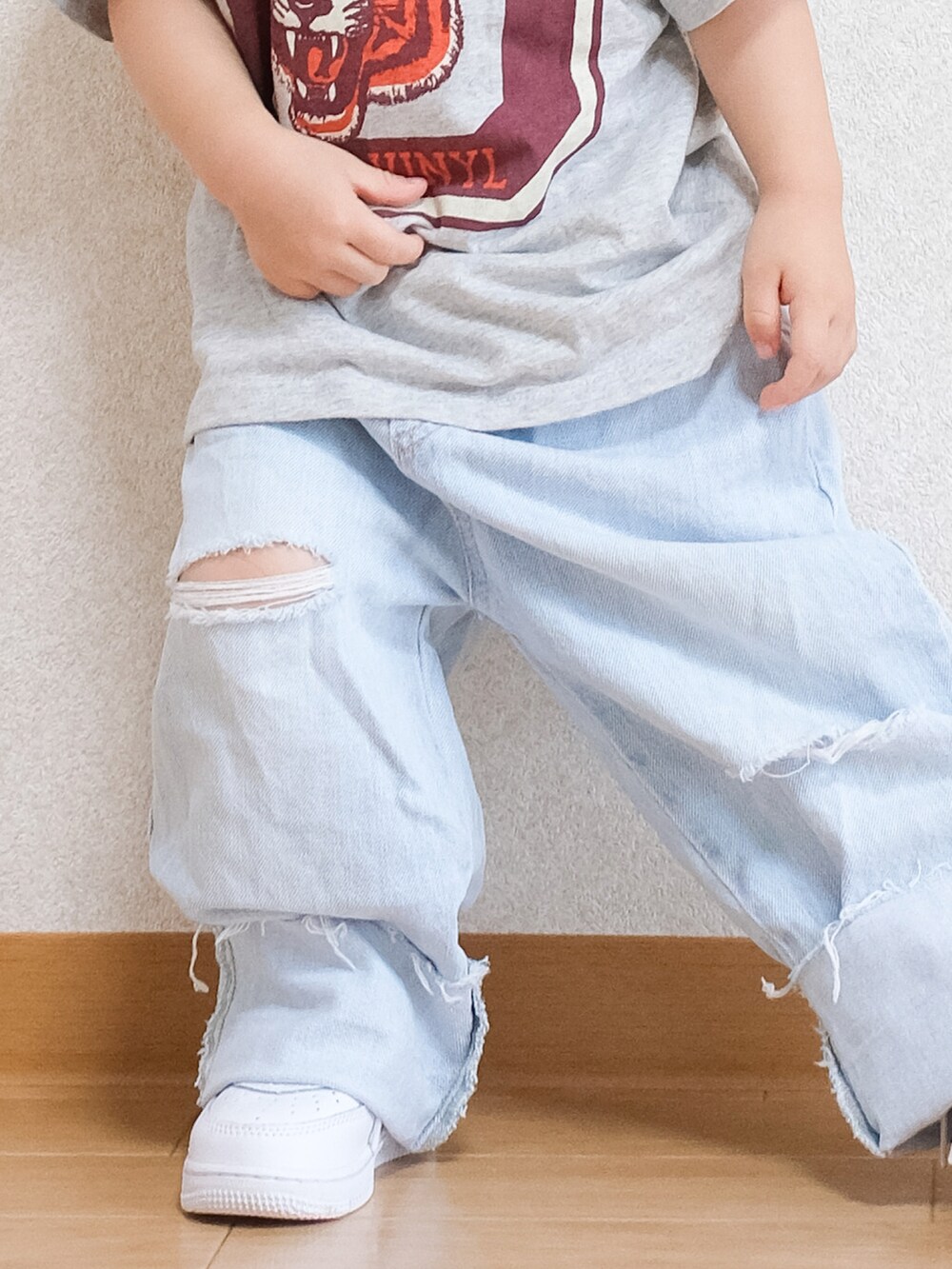 「夏コーデ、1歳、男の子、デニム、むすこーで、キッズファッション、バケットハット、ワイドデニム、プリントT、NIKE、スニーカー、マーキーズ(MARKEY'S)、マーキーズ」｜「韓国子ども服のアイテム（デニムパンツ、ブルー系）」を使った、ITSUKIさん（キッズ・80cm）の夏コーディネートの3枚目の写真