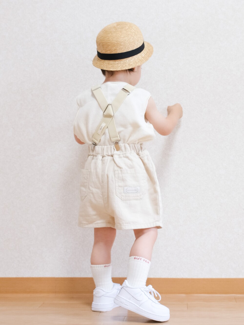 「サスペンダー、白スニーカー、ホワイト、ホワイトコーデ、麦わら帽子、夏コーデ、夏、夏服、キッズコーデ、キッズファッション、ハーフパンツ」｜「NIKEのナイキ フォース 1 LE キッズシューズ / Nike Force 1 LE Baby/Toddler Shoe（スニーカー、ホワイト系）」を使った、ITSUKIさん（キッズ・80cm）の夏コーディネートの3枚目の写真
