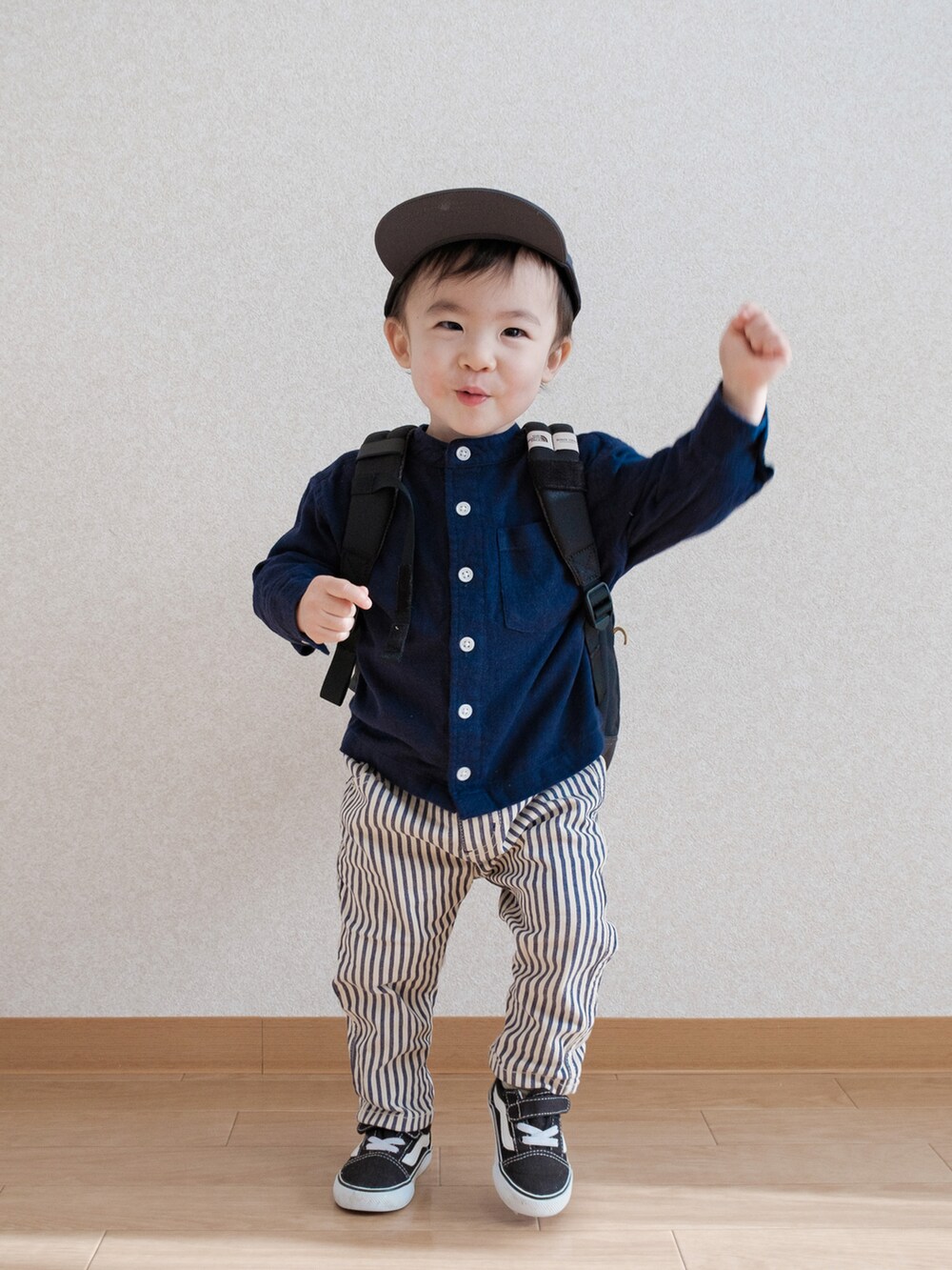 「春服デビュー宣言、むすこーで、キッズファッション、シャツスタイル、スクールコーデ、リュック、キャップ、スニーカー、ノースフェイス、VANS、ストライプパンツ、リュックスタイル、息子コーデ、春コーデ、シンプルコーデ」｜「H&Mのアイテム（キャップ、ブラック系）」を使った、ITSUKIさん（キッズ・80cm）の春コーディネートの4枚目の写真