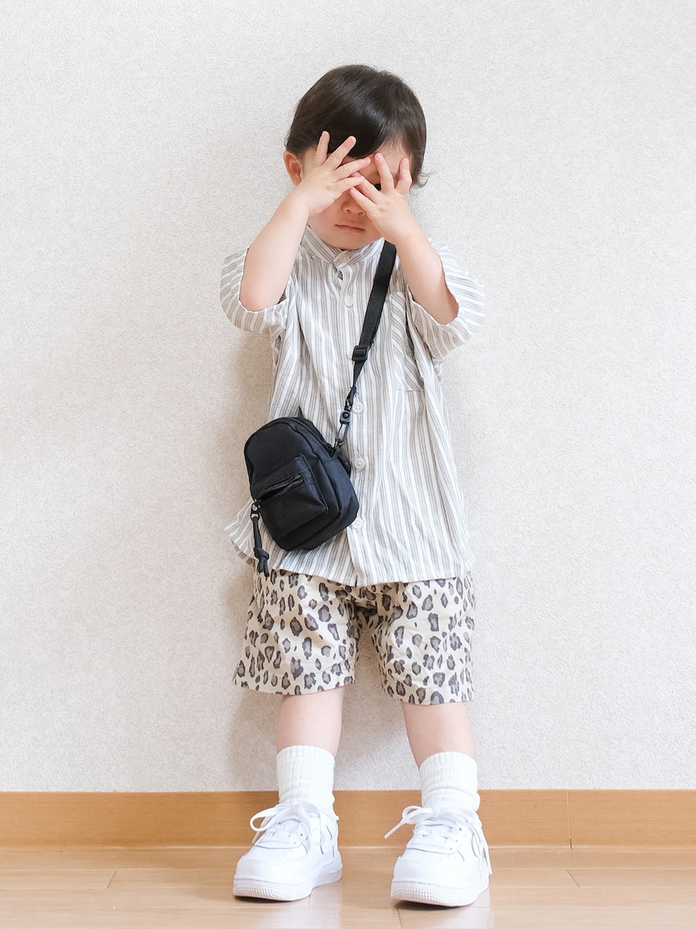 「男の子、シャツスタイル、シャツ、ストライプ、短パン、レオパード、BREEZE、バースデイ、ミニバッグ、キッズコーデ、キッズファッション、1歳、オープンカラーシャツ、ショルダーバッグ、夏コーデ」｜「SHEINのアイテム（ショルダーバッグ、ブラック系）」を使った、ITSUKIさん（キッズ・80cm）の夏コーディネートの4枚目の写真