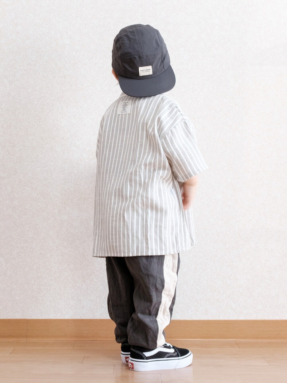 「古着MIX、キッズファッション、キャップ、キッズコーデ、男の子コーデ、スニーカーコーデ、Tシャツ、オーバーサイズ、ストリート、ストリートコーデ、オールドスクール、バースデイ、stussy、H&M」｜「VANSのVANS ヴァンズ OLD SKOOL(14-18) オールドスクール　V36CS BLACK（スニーカー、ブラック系）」を使った、ITSUKIさん（キッズ・80cm）の春コーディネートの4枚目の写真