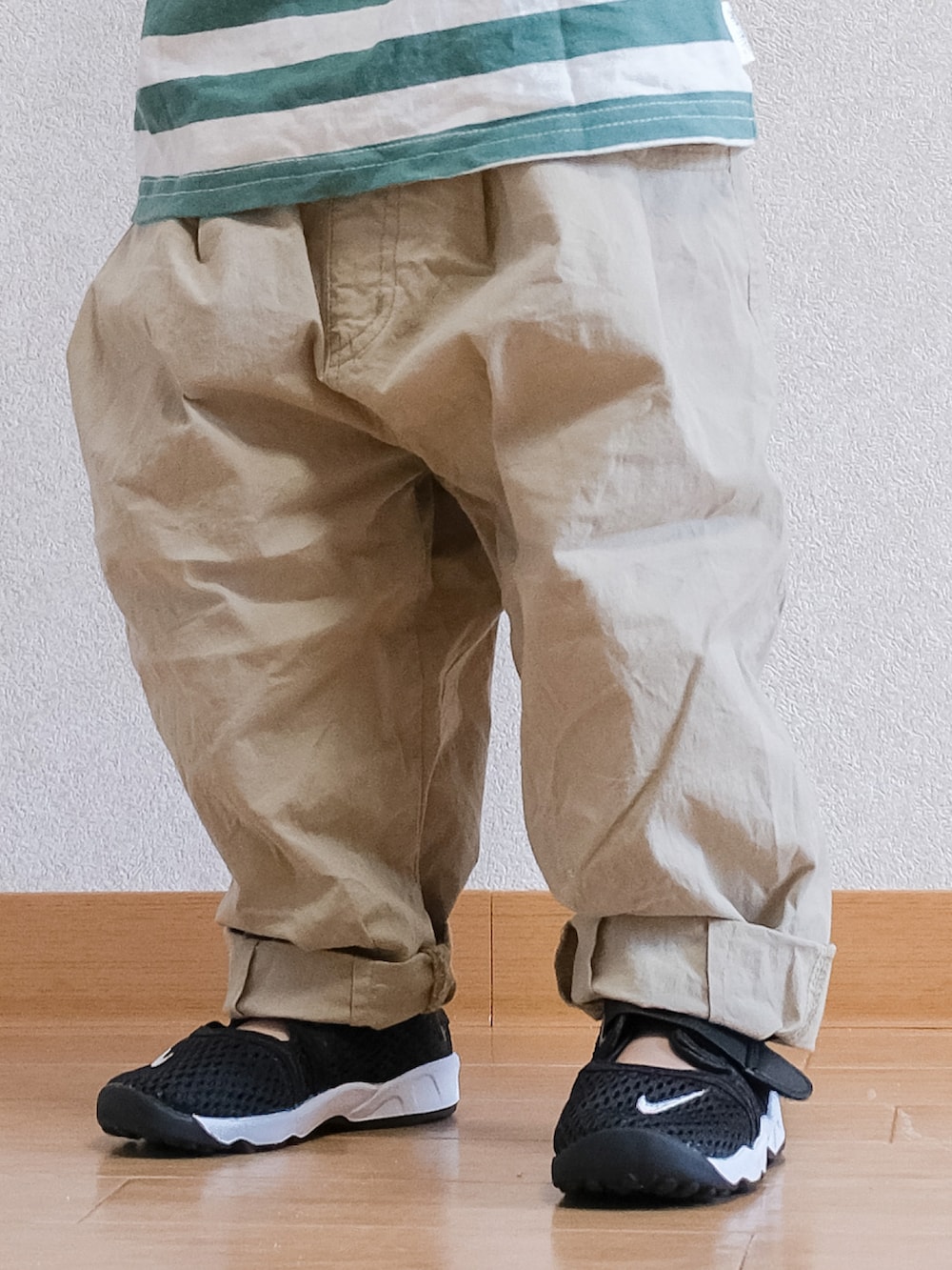 「このスタイルがお気に入り、カジュアル、Tシャツ、ボーダー、バースデイ、ベージュパンツ、BEAMS、サンダル、エアリフト、NIKE、1歳、１歳８ヶ月、むすこーで」｜「BEAMS miniのアイテム（チノパンツ、ベージュ系）」を使った、ITSUKIさん（キッズ・80cm）の夏コーディネートの4枚目の写真