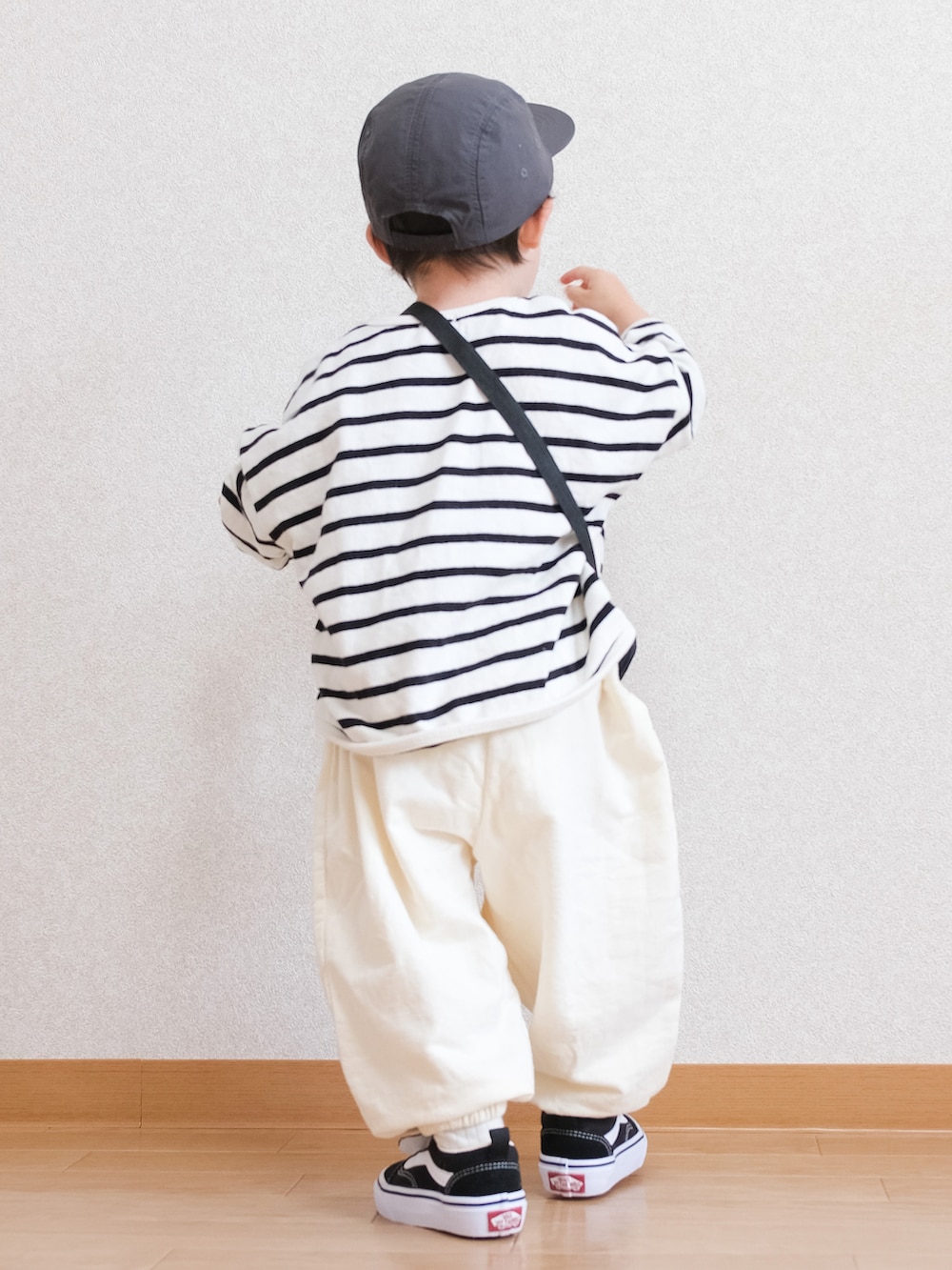 「キッズファッション、ボーダー、ロンT、スウェット、スウェットパンツ、梅雨コーデ、キャップ、スニーカー、オールドスクール、ショルダーバッグ、1歳」｜「H&Mのアイテム（キャップ、ブラック系）」を使った、ITSUKIさん（キッズ・80cm）の春コーディネートの3枚目の写真