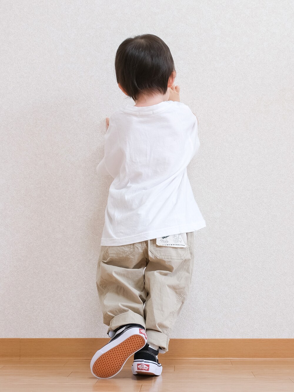 「夏だ！Tシャツ着よう！、シンプル、シンプルコーデ、白Tシャツ、チノパン、黒スニーカー、VANS、オールドスクール、1歳、プリントT、夏コーデ、公園スタイル」｜「BEAMS miniのアイテム（チノパンツ、ベージュ系）」を使った、ITSUKIさん（キッズ・80cm）の夏コーディネートの4枚目の写真