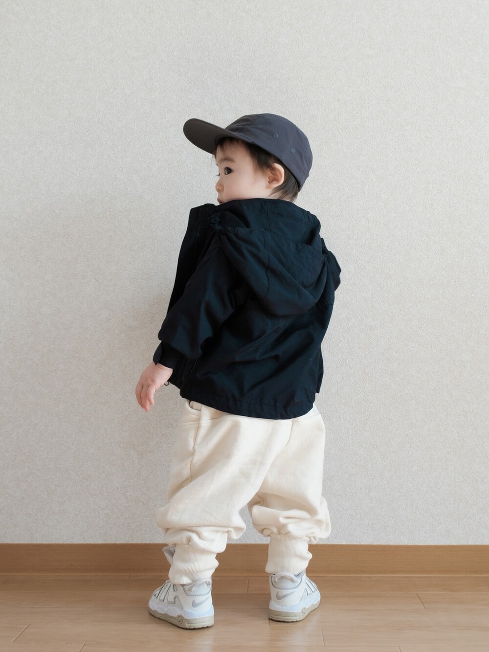 「春服デビュー宣言、男の子コーデ、キッズファッション、春コーデ、ノースフェイス、マウンテンパーカー、スウェット、スニーカー、アウトドアスタイル、ストリート、ストリートMIX、春服みてみて、おしゃれさんと繋がりたい、キャップ、ナイキ」｜「H&Mのアイテム（キャップ、ブラック系）」を使った、ITSUKIさん（キッズ・80cm）の春コーディネートの3枚目の写真
