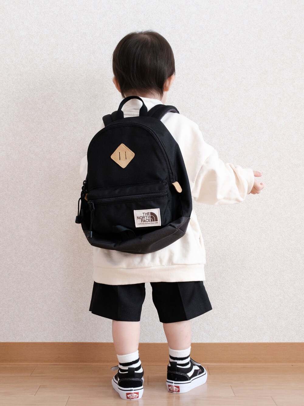 ブラック系のスニーカー、ホワイト系のスウェット、ブラック系のその他パンツを着用したキッズの春コーディネートの3枚目の写真