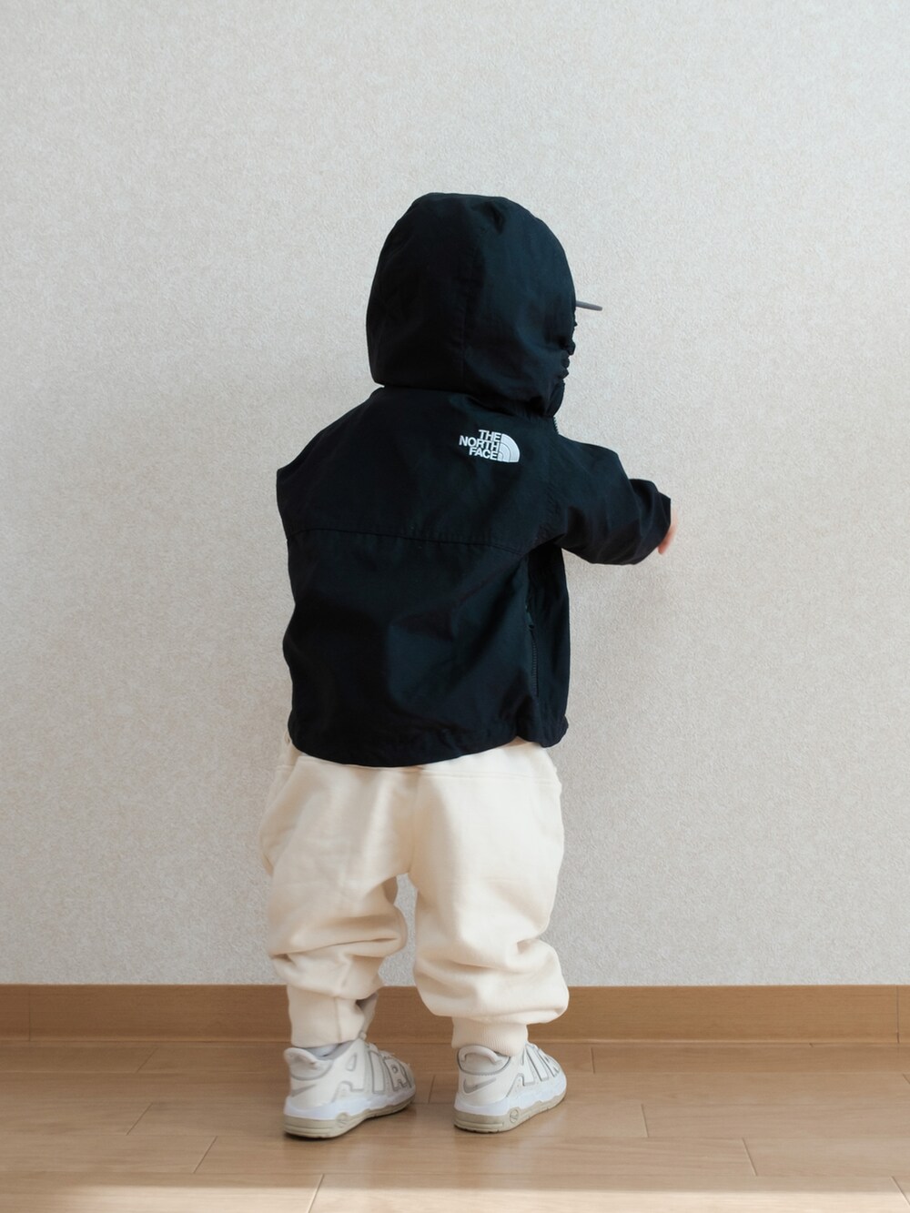 「春服デビュー宣言、男の子コーデ、キッズファッション、春コーデ、ノースフェイス、マウンテンパーカー、スウェット、スニーカー、アウトドアスタイル、ストリート、ストリートMIX、春服みてみて、おしゃれさんと繋がりたい、キャップ、ナイキ」｜「H&Mのアイテム（キャップ、ブラック系）」を使った、ITSUKIさん（キッズ・80cm）の春コーディネートの4枚目の写真