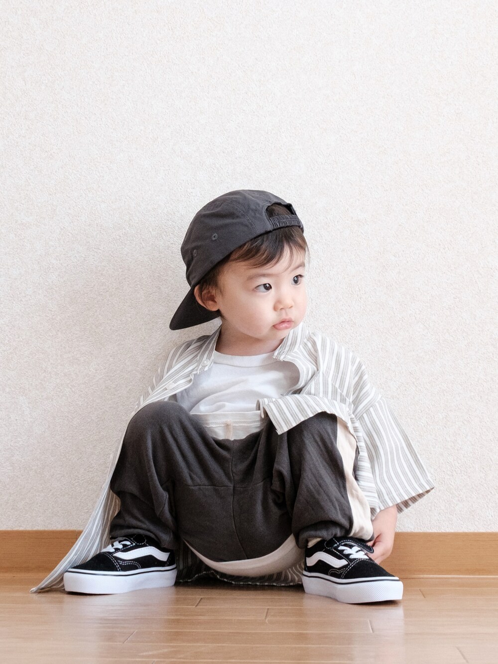 「古着MIX、キッズファッション、キャップ、キッズコーデ、男の子コーデ、スニーカーコーデ、Tシャツ、オーバーサイズ、ストリート、ストリートコーデ、オールドスクール、バースデイ、stussy、H&M」｜「VANSのVANS ヴァンズ OLD SKOOL(14-18) オールドスクール　V36CS BLACK（スニーカー、ブラック系）」を使った、ITSUKIさん（キッズ・80cm）の春コーディネートの5枚目の写真