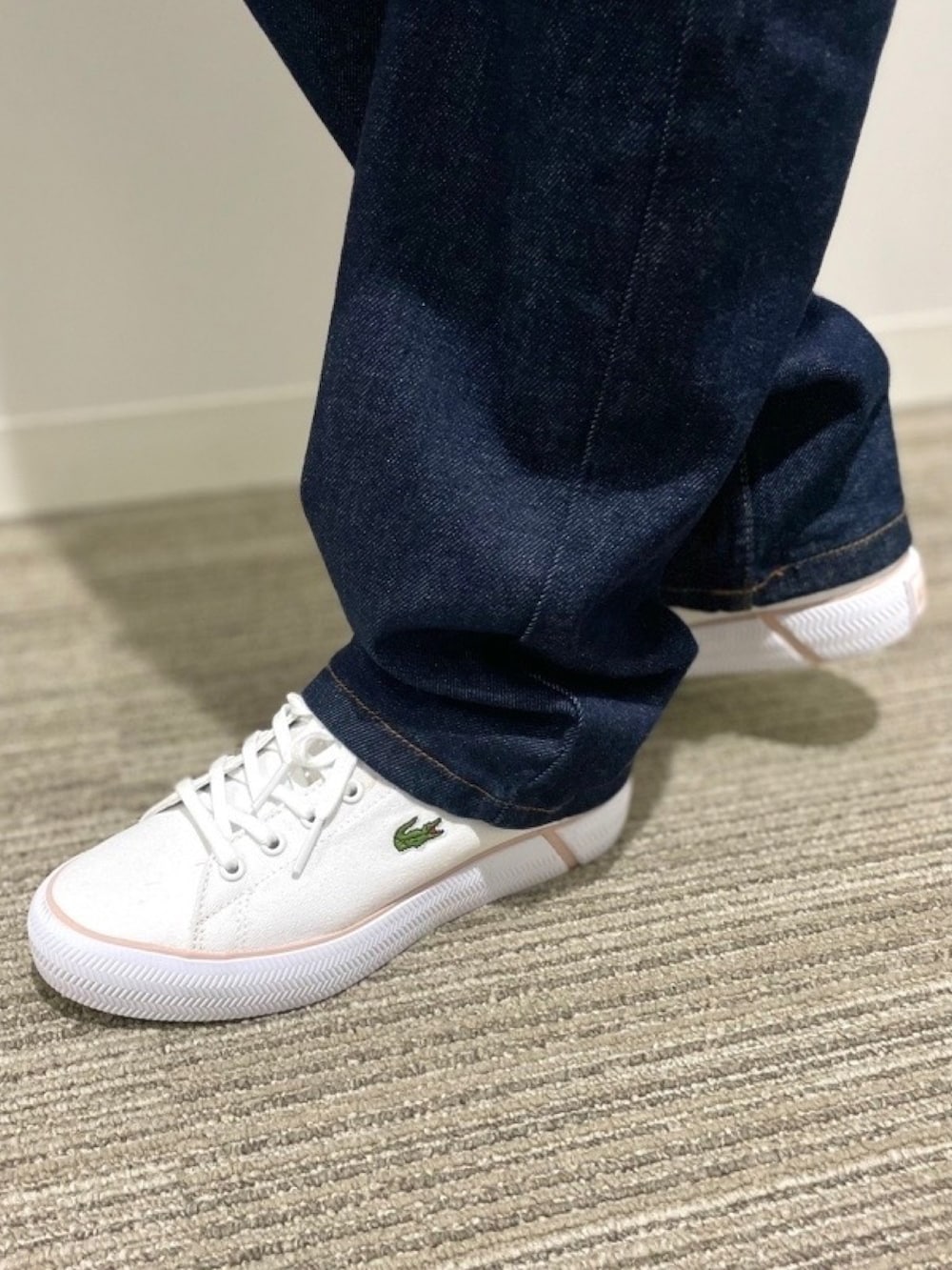 「LACOSTEの【LACOSTE/ラコステ】クルーネックTシャツ SLIM FIT スリムフィット（Tシャツ/カットソー、ホワイト系）」を使った、shibaoさん（レディース・159cm）の春コーディネートの7枚目の写真