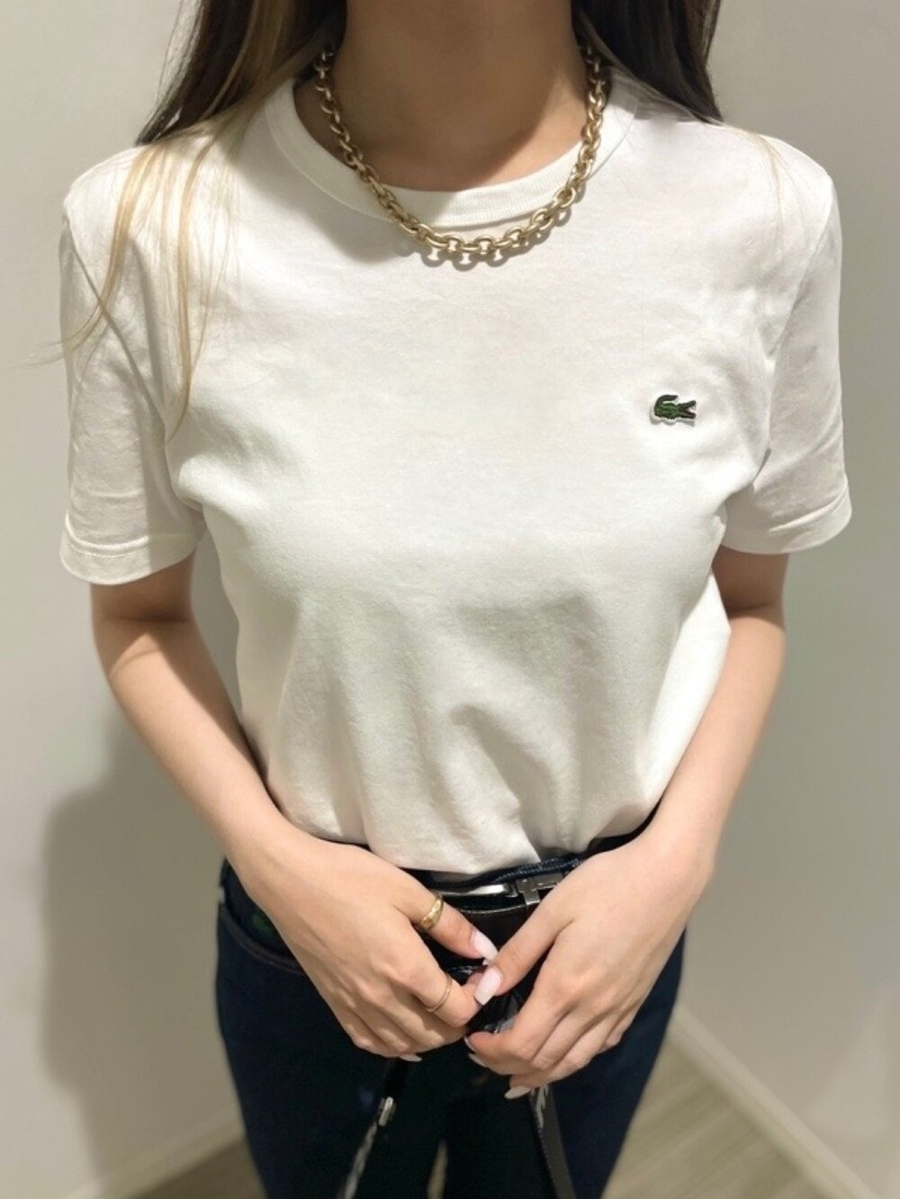 「LACOSTEの【LACOSTE/ラコステ】クルーネックTシャツ SLIM FIT スリムフィット（Tシャツ/カットソー、ホワイト系）」を使った、shibaoさん（レディース・159cm）の春コーディネートの4枚目の写真
