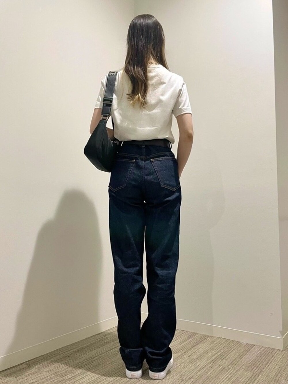 「LACOSTEの【LACOSTE/ラコステ】クルーネックTシャツ SLIM FIT スリムフィット（Tシャツ/カットソー、ホワイト系）」を使った、shibaoさん（レディース・159cm）の春コーディネートの3枚目の写真