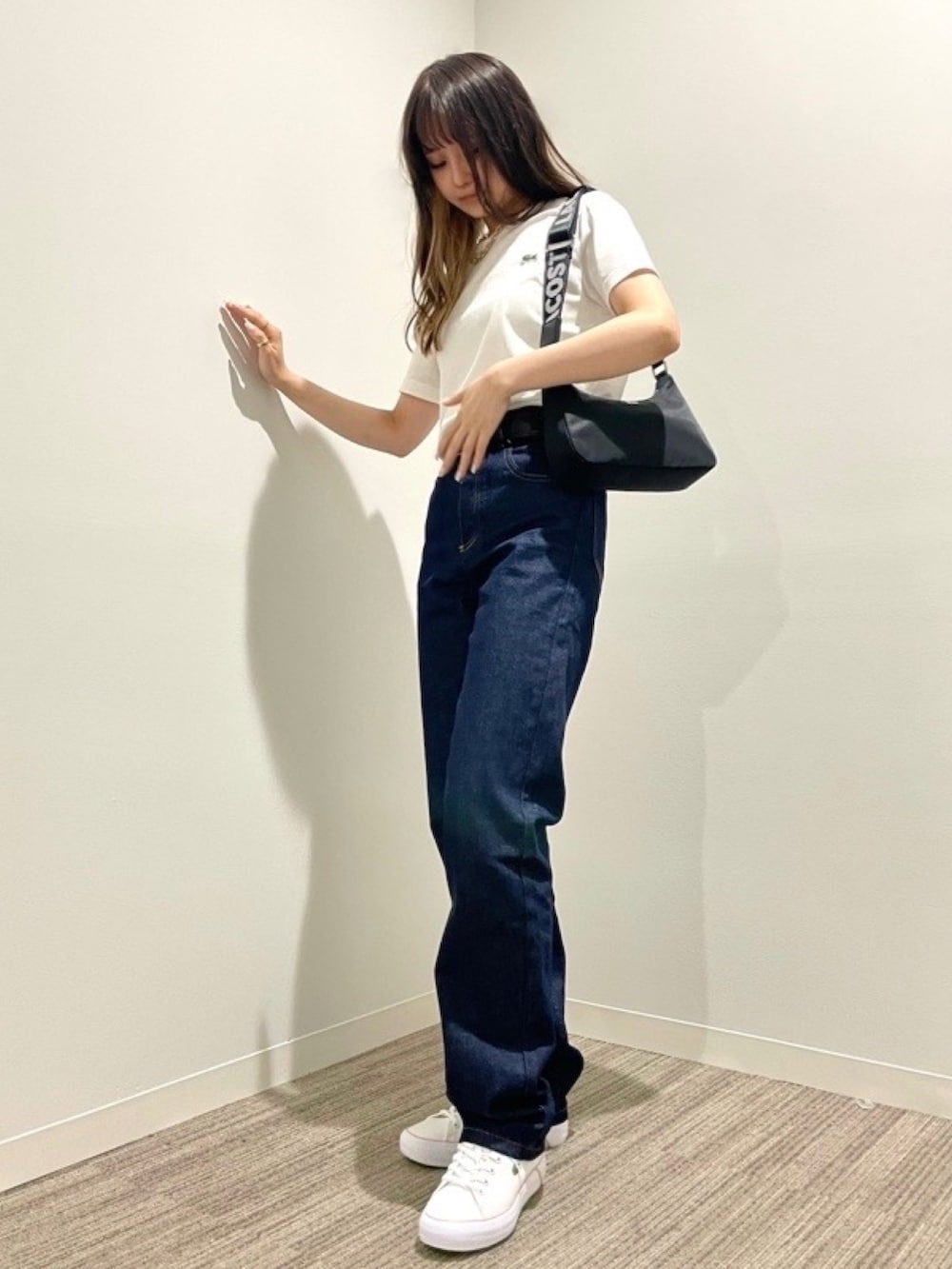 「LACOSTEの【LACOSTE/ラコステ】クルーネックTシャツ SLIM FIT スリムフィット（Tシャツ/カットソー、ホワイト系）」を使った、shibaoさん（レディース・159cm）の春コーディネートの2枚目の写真