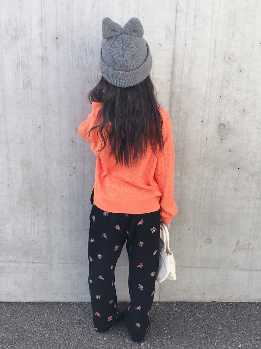 オレンジ系のカーディガン/ボレロ、ブラック系のその他パンツ、ブラウン系のローファーを着用したキッズの秋コーディネートの3枚目の写真