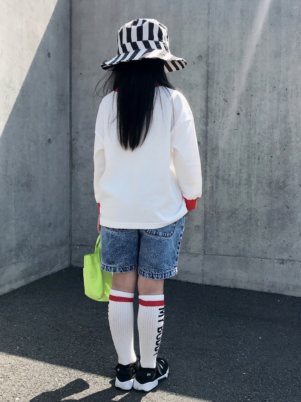 「キッズコーデ、キッズファッション、カラーコーデ、ハット、カラーソックス、ショートパンツ、ラインソックス、lowrysfarmkids、おしゃれさんと繋がりたい、ハイソックス、カジュアルコーデ、アウトドアスタイル、春コーデ」｜「pairmanonのボーダー アウトドアハット（ハット、ブラック系）」を使った、noaさん（キッズ・120cm）の春コーディネートの3枚目の写真
