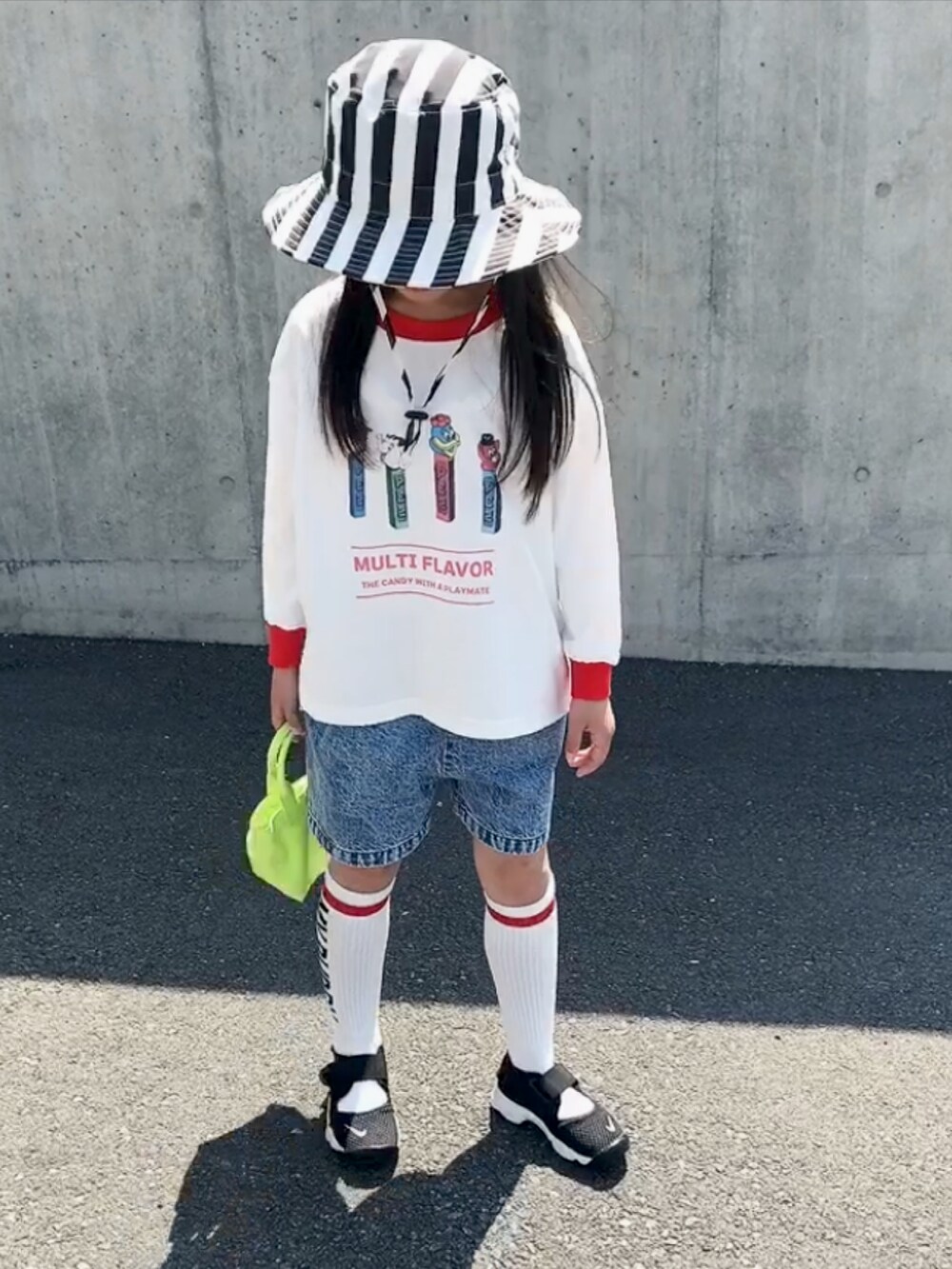 「キッズコーデ、キッズファッション、カラーコーデ、ハット、カラーソックス、ショートパンツ、ラインソックス、lowrysfarmkids、おしゃれさんと繋がりたい、ハイソックス、カジュアルコーデ、アウトドアスタイル、春コーデ」｜「pairmanonのボーダー アウトドアハット（ハット、ブラック系）」を使った、noaさん（キッズ・120cm）の春コーディネートの2枚目の写真
