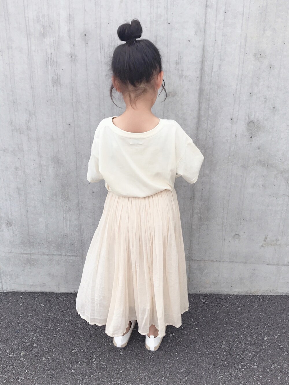 ホワイト系のTシャツ/カットソー、ホワイト系のスカート、ホワイト系のショルダーバッグを着用したキッズの夏コーディネートの5枚目の写真