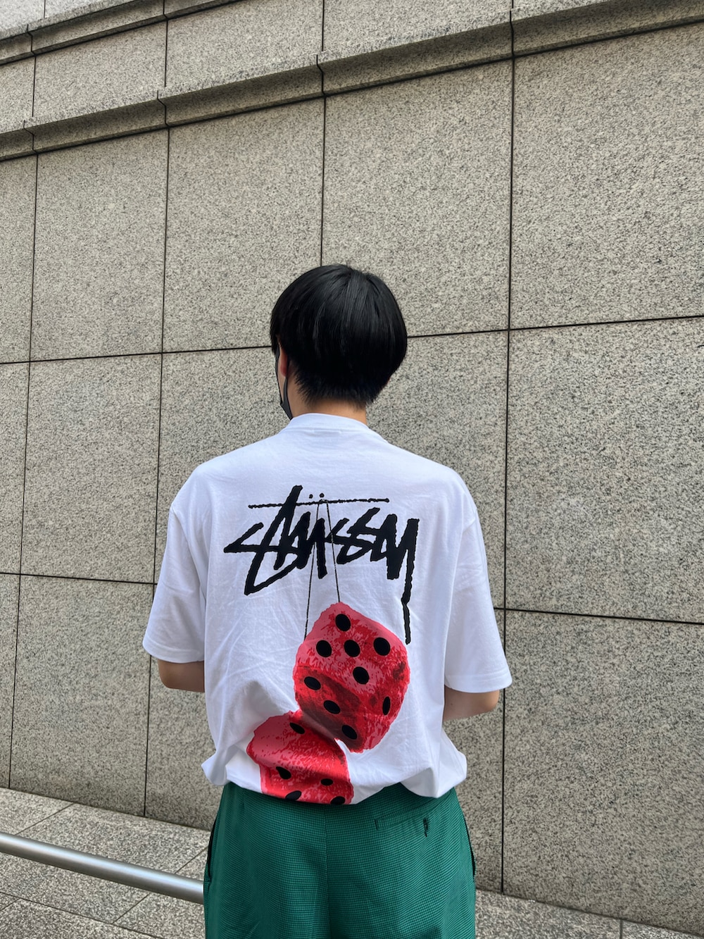 ホワイト系のTシャツ/カットソー、ホワイト系のスニーカー、その他のネックレスを着用したメンズの夏コーディネートの3枚目の写真