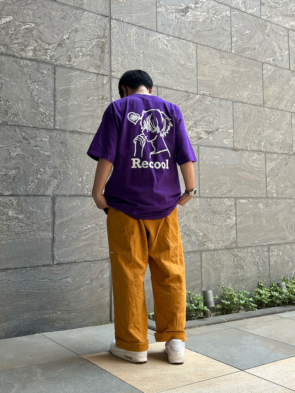 ホワイト系のスニーカー、イエロー系のチノパンツ、パープル系のTシャツ/カットソーを着用したメンズの夏コーディネートの3枚目の写真