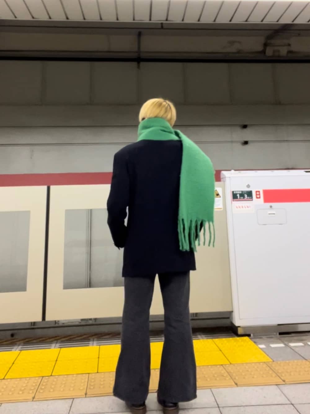 ブラック系のテーラードジャケット、ブラック系のネクタイ、ブラック系のデニムパンツを着用したメンズの春コーディネートの4枚目の写真