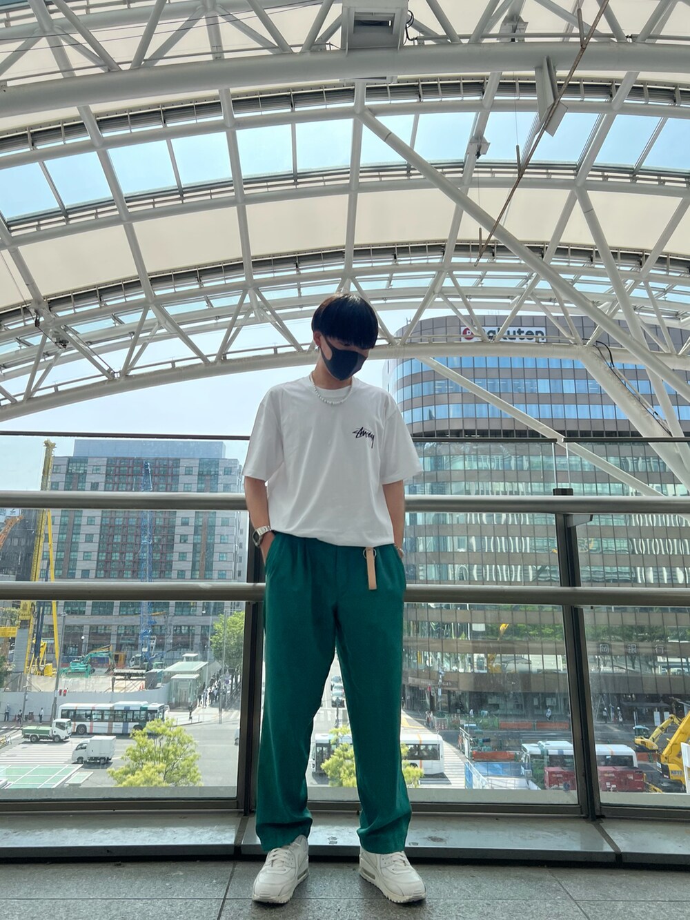 ホワイト系のTシャツ/カットソー、ホワイト系のスニーカー、その他のネックレスを着用したメンズの夏コーディネートの2枚目の写真