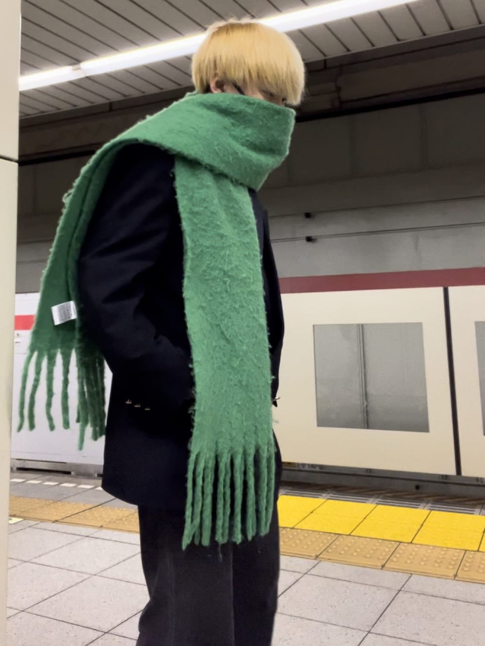 ブラック系のテーラードジャケット、ブラック系のネクタイ、ブラック系のデニムパンツを着用したメンズの春コーディネートの5枚目の写真