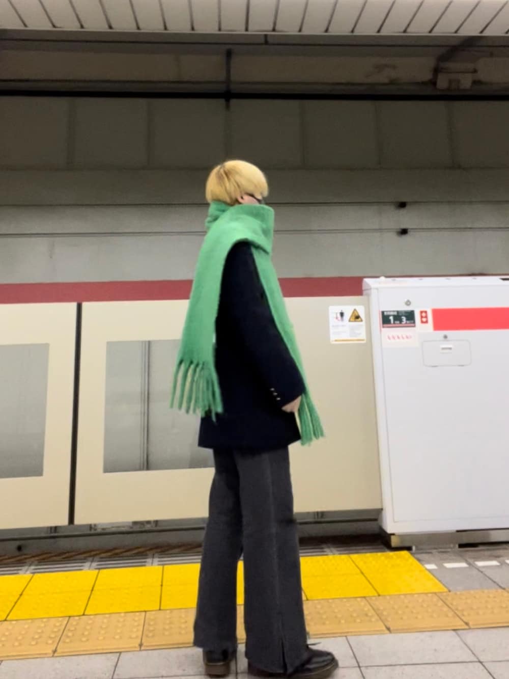 ブラック系のテーラードジャケット、ブラック系のネクタイ、ブラック系のデニムパンツを着用したメンズの春コーディネートの3枚目の写真