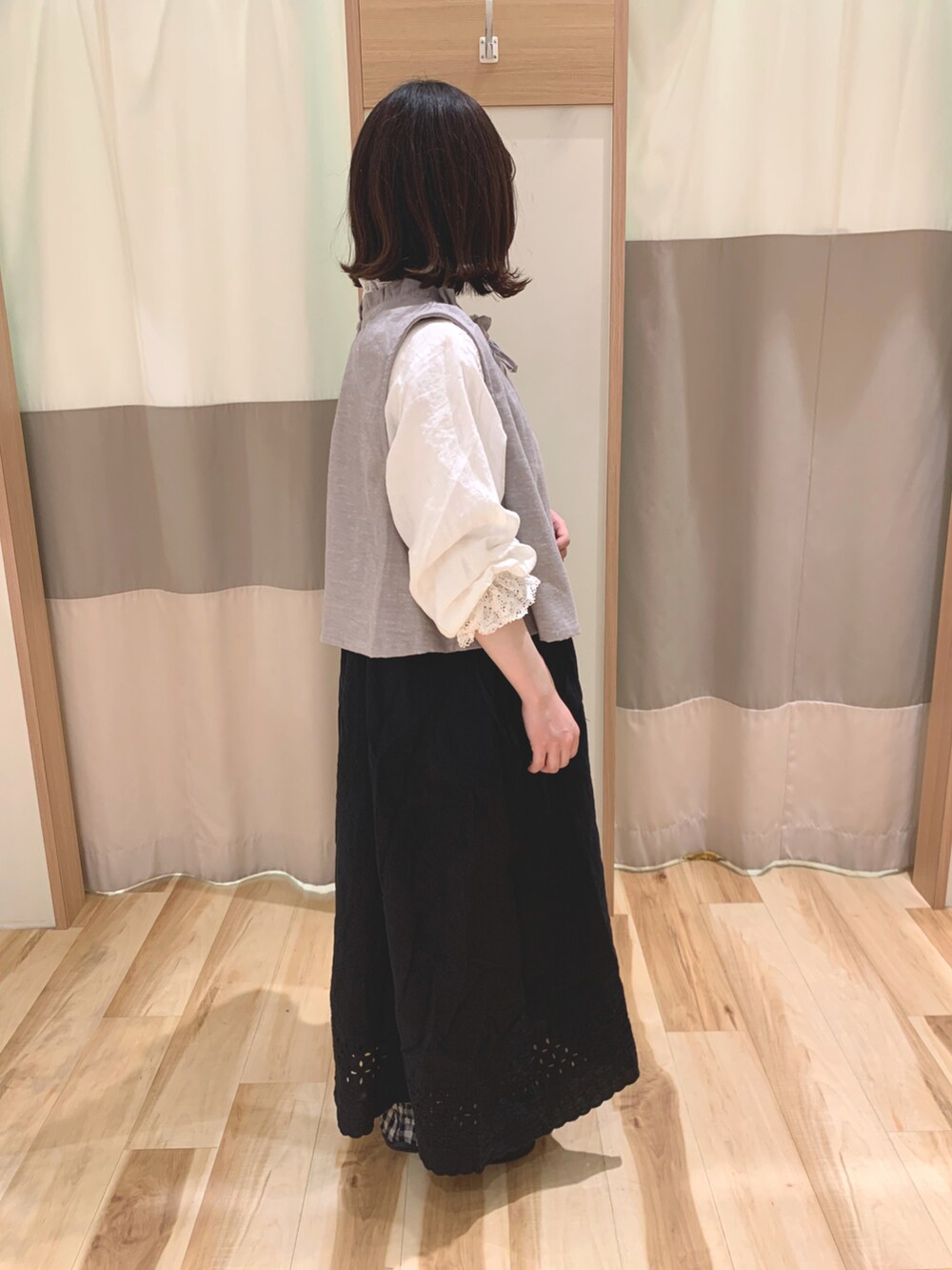 「サマンサ モスモス(Samansa Mos2)、SM2、ootd、大人ガーリー、低身長、春コーデ、キャミワンピ、kazumiさんコラボ、レース、フリル、ペチパンツ、ブラック、前後着、ベスト」｜「Samansa Mos2のアイテム（シャツ/ブラウス、ホワイト系）」を使った、なかむらさん（レディース・152cm）の冬コーディネートの2枚目の写真