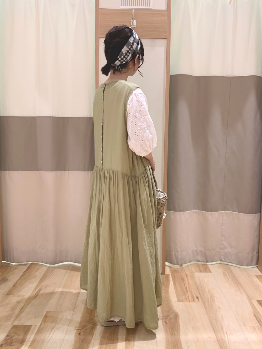 「夏コーデ、低身長、オトナカワイイ、SM2、サマンサ モスモス(Samansa Mos2)、ootd、はしごレース、グリーン、裾レース、かごバッグ、レイヤードスタイル、ガーリー、ヘアバンド、ノースリーブワンピース」｜「Samansa Mos2のハシゴレースレイヤードワンピース（ワンピース、グリーン系）」を使った、なかむらさん（レディース・152cm）の夏コーディネートの2枚目の写真