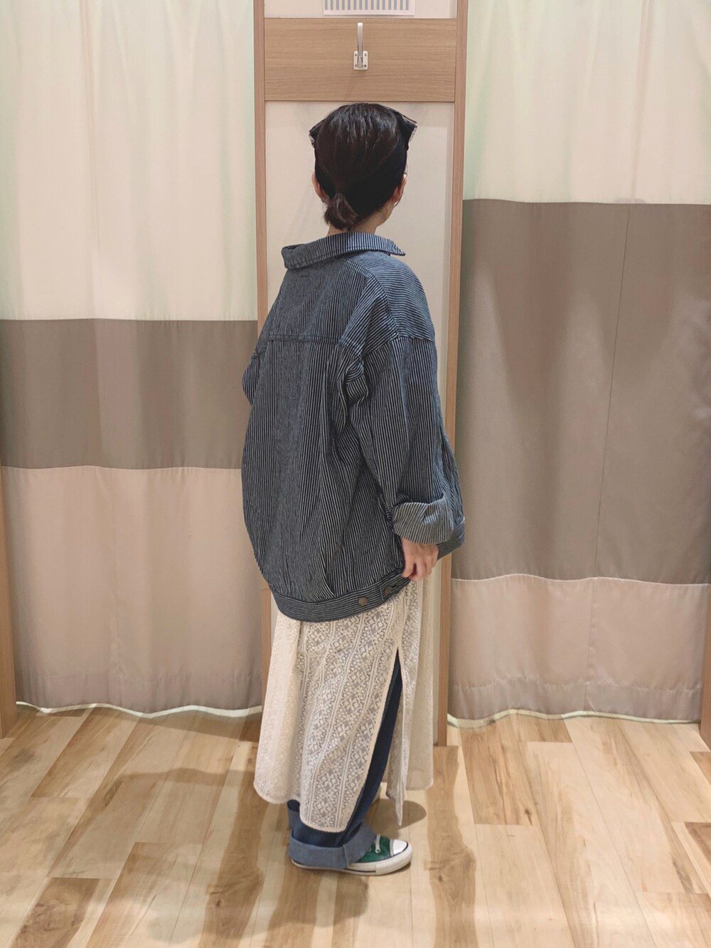 「カジュアルコーデ、低身長コーデ、デニム、ootd、スニーカー、レースワンピース、レイヤードスタイル、デニムジャケット、ロゴT、サマンサ モスモス(Samansa Mos2)、SM2、トートバッグ、ヘアバンド、コンバース」|「Samansa Mos2のキャンバスロゴトートバッグ(ハンドバッグ、ベージュ系)」を使った、なかむらさん(レディース・152cm)の夏コーディネートの2枚目の写真