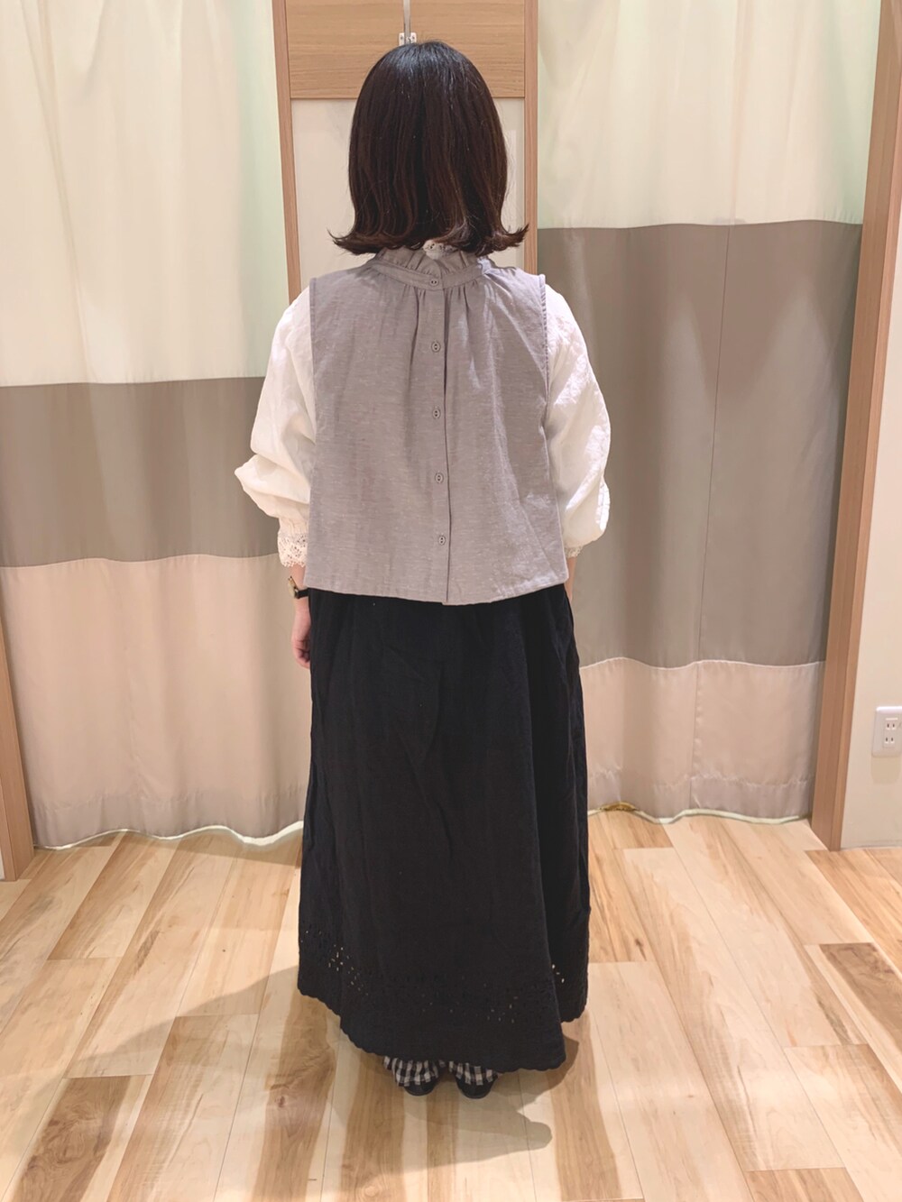 「サマンサ モスモス(Samansa Mos2)、SM2、ootd、大人ガーリー、低身長、春コーデ、キャミワンピ、kazumiさんコラボ、レース、フリル、ペチパンツ、ブラック、前後着、ベスト」｜「Samansa Mos2のアイテム（シャツ/ブラウス、ホワイト系）」を使った、なかむらさん（レディース・152cm）の冬コーディネートの3枚目の写真
