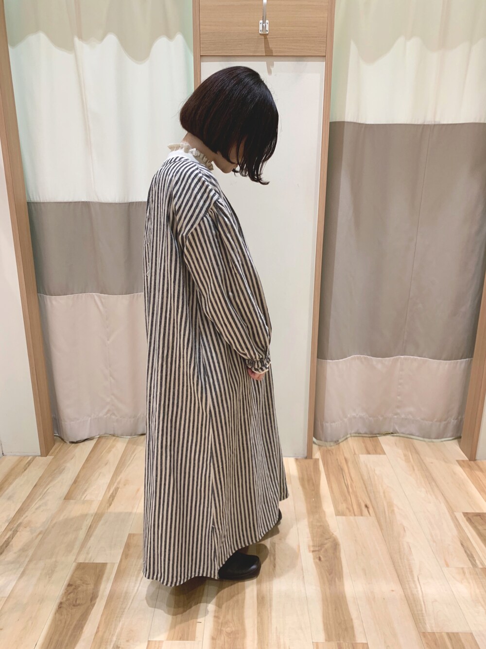 「カーディガン、ワンピース、ブーツ、ショルダーバッグ、ナチュラル、刺繍、ストライプ、SM2、ガーリー、ootd、襟フリル、低身長、サマンサ モスモス(Samansa Mos2)、秋冬コーデ、35周年」|「Samansa Mos2のアイテム(ワンピース/ドレス、ブルー系)」を使った、なかむらさん(レディース・152cm)の秋コーディネートの5枚目の写真