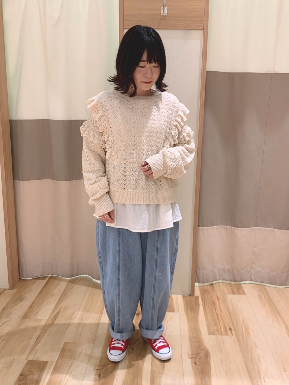 「サマンサ モスモス(Samansa Mos2)、SM2、春カラー、春コーデ、低身長コーデ、スニーカーコーデ、デニムパンツ、レース、フリル、ニット、コクーンシルエット、ootd」|「CONVERSEのconverse(コンバース) NEXTAR110 OX(ネクスター110OX)(スニーカー、レッド系)」を使った、なかむらさん(レディース・152cm)の冬コーディネートの2枚目の写真
