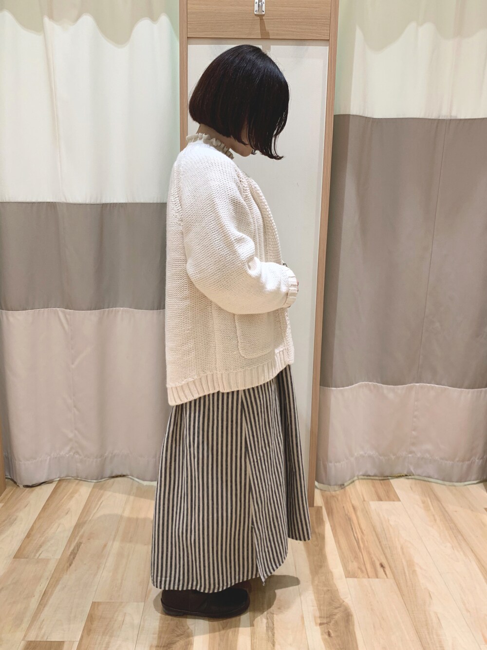「カーディガン、ワンピース、ブーツ、ショルダーバッグ、ナチュラル、刺繍、ストライプ、SM2、ガーリー、ootd、襟フリル、低身長、サマンサ モスモス(Samansa Mos2)、秋冬コーデ、35周年」|「Samansa Mos2のアイテム(ワンピース/ドレス、ブルー系)」を使った、なかむらさん(レディース・152cm)の秋コーディネートの2枚目の写真