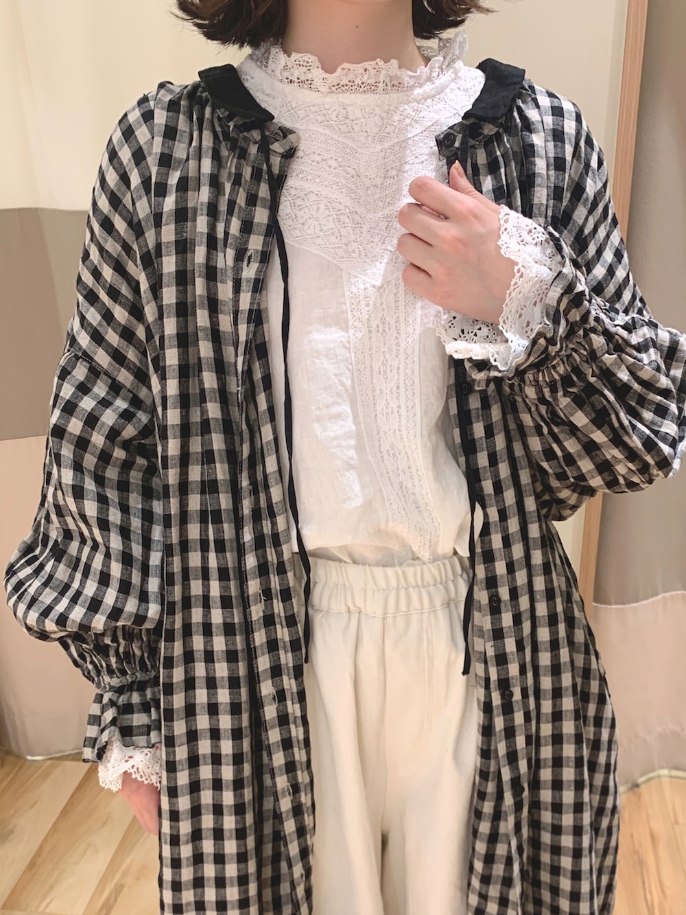 「サマンサ モスモス(Samansa Mos2)、SM2、kazumiコラボ、春服、低身長、大人ガーリー、ボリューム袖、ギンガムチェック、2wayワンピース、レース、ドロストパンツ、リネン」|「Samansa Mos2のリボンテープ付ブレードハット(ハット、ブラック系)」を使った、なかむらさん(レディース・152cm)の冬コーディネートの3枚目の写真