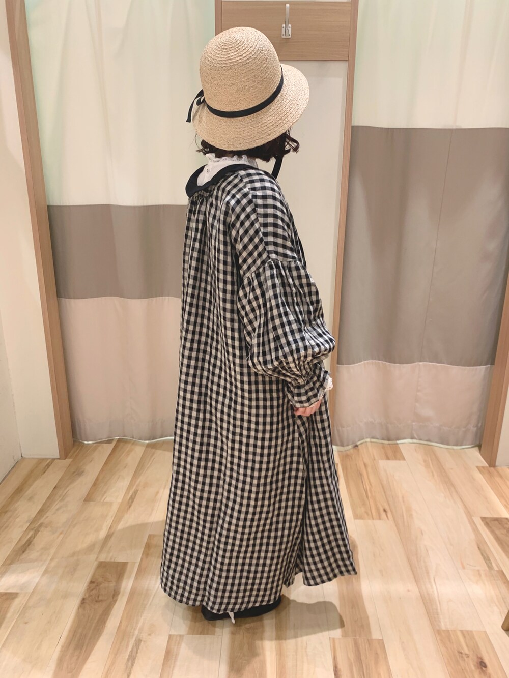 「サマンサ モスモス(Samansa Mos2)、SM2、kazumiコラボ、春服、低身長、大人ガーリー、ボリューム袖、ギンガムチェック、2wayワンピース、レース、ドロストパンツ、リネン」|「Samansa Mos2のリボンテープ付ブレードハット(ハット、ブラック系)」を使った、なかむらさん(レディース・152cm)の冬コーディネートの2枚目の写真