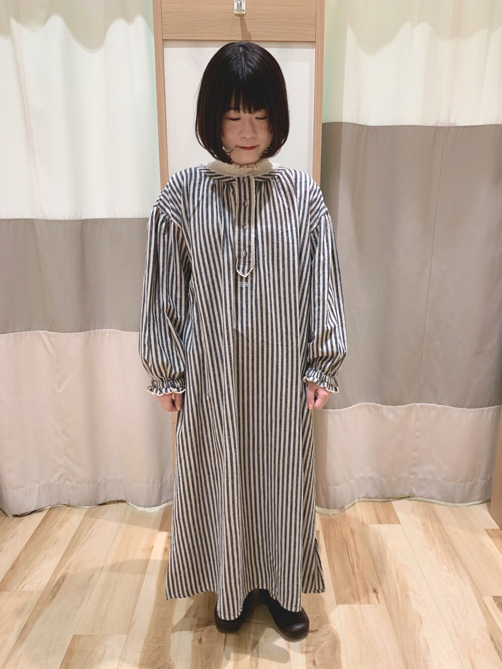 「カーディガン、ワンピース、ブーツ、ショルダーバッグ、ナチュラル、刺繍、ストライプ、SM2、ガーリー、ootd、襟フリル、低身長、サマンサ モスモス(Samansa Mos2)、秋冬コーデ、35周年」|「Samansa Mos2のアイテム(ワンピース/ドレス、ブルー系)」を使った、なかむらさん(レディース・152cm)の秋コーディネートの4枚目の写真