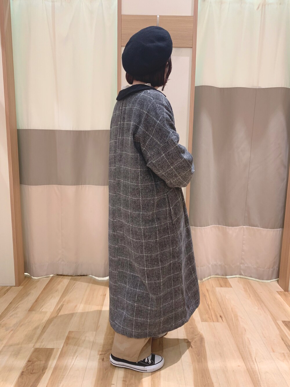 「カジュアル、ベレー帽、ナチュラル、ベスト、SM2、チェックコート、ootd、低身長、フリルブラウス、サマンサ モスモス(Samansa Mos2)、秋冬コーデ、コクーンパンツ」|「Samansa Mos2のウールバスクベレー(ハンチング/ベレー帽、ブラック系)」を使った、なかむらさん(レディース・152cm)の秋コーディネートの2枚目の写真