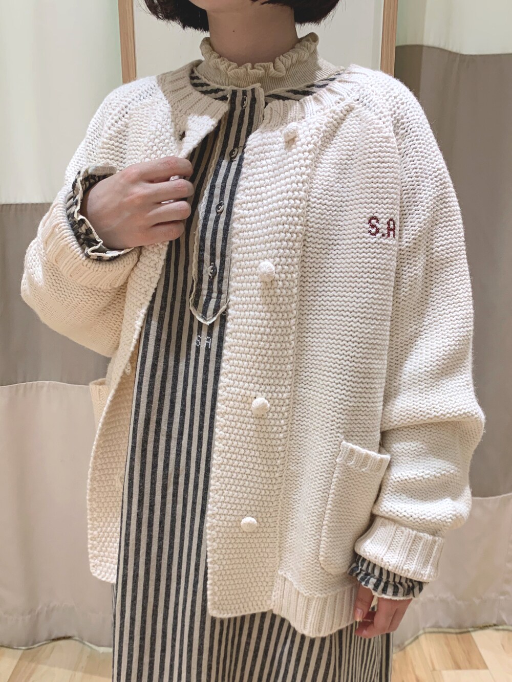 「カーディガン、ワンピース、ブーツ、ショルダーバッグ、ナチュラル、刺繍、ストライプ、SM2、ガーリー、ootd、襟フリル、低身長、サマンサ モスモス(Samansa Mos2)、秋冬コーデ、35周年」|「Samansa Mos2のアイテム(ワンピース/ドレス、ブルー系)」を使った、なかむらさん(レディース・152cm)の秋コーディネートの3枚目の写真
