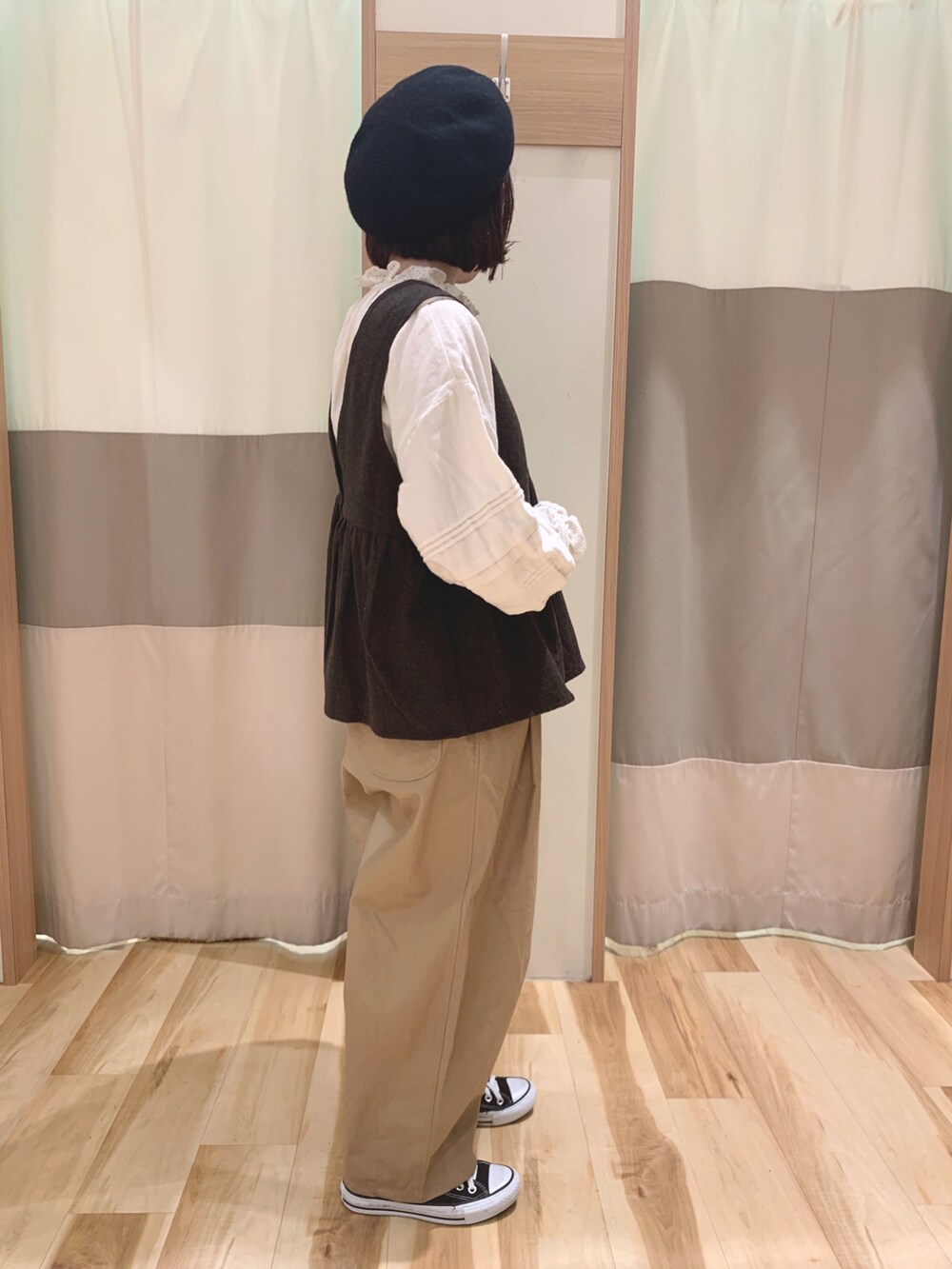 「ベレー帽、ベージュ、ナチュラル、ベスト、SM2、ブラウン、ootd、低身長、ゆるコーデ、フリルブラウス、サマンサ モスモス(Samansa Mos2)、秋冬コーデ、コクーンパンツ、いいね、save、フォローお願いします🤑」｜「Samansa Mos2のウールバスクベレー（ハンチング/ベレー帽、ブラック系）」を使った、なかむらさん（レディース・152cm）の秋コーディネートの2枚目の写真