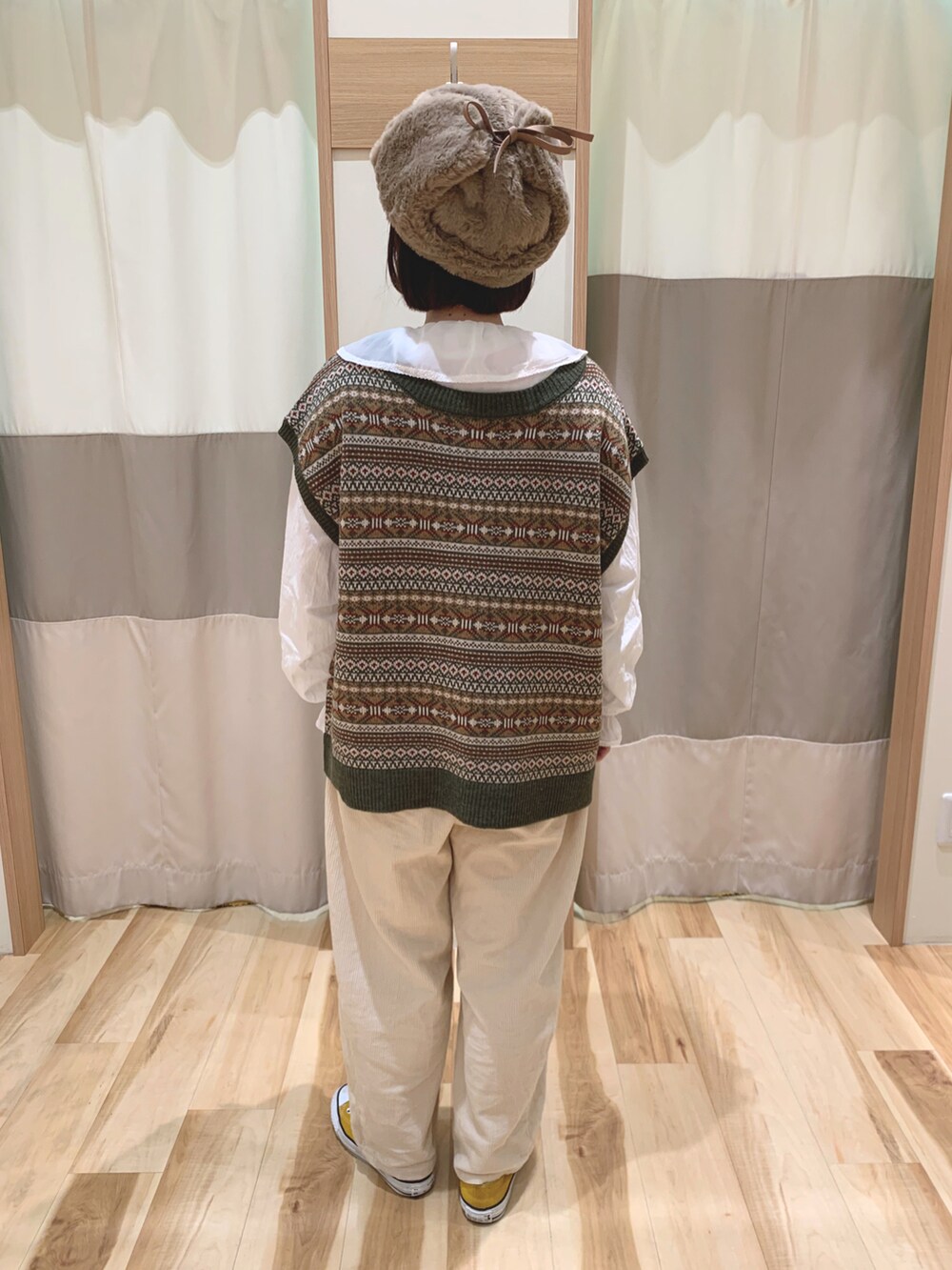 「コーデュロイ、カジュアル、グリーン、ワイドパンツ、ニットベスト、ファー小物、ootd、襟フリル、低身長、着回しコーデ、サマンサ モスモス(Samansa Mos2)、フライトキャップ、Samansa Mos2、秋冬コーデ」|「Samansa Mos2のエコファーフライトキャップ(キャップ、ブラウン系)」を使った、なかむらさん(レディース・152cm)の秋コーディネートの2枚目の写真
