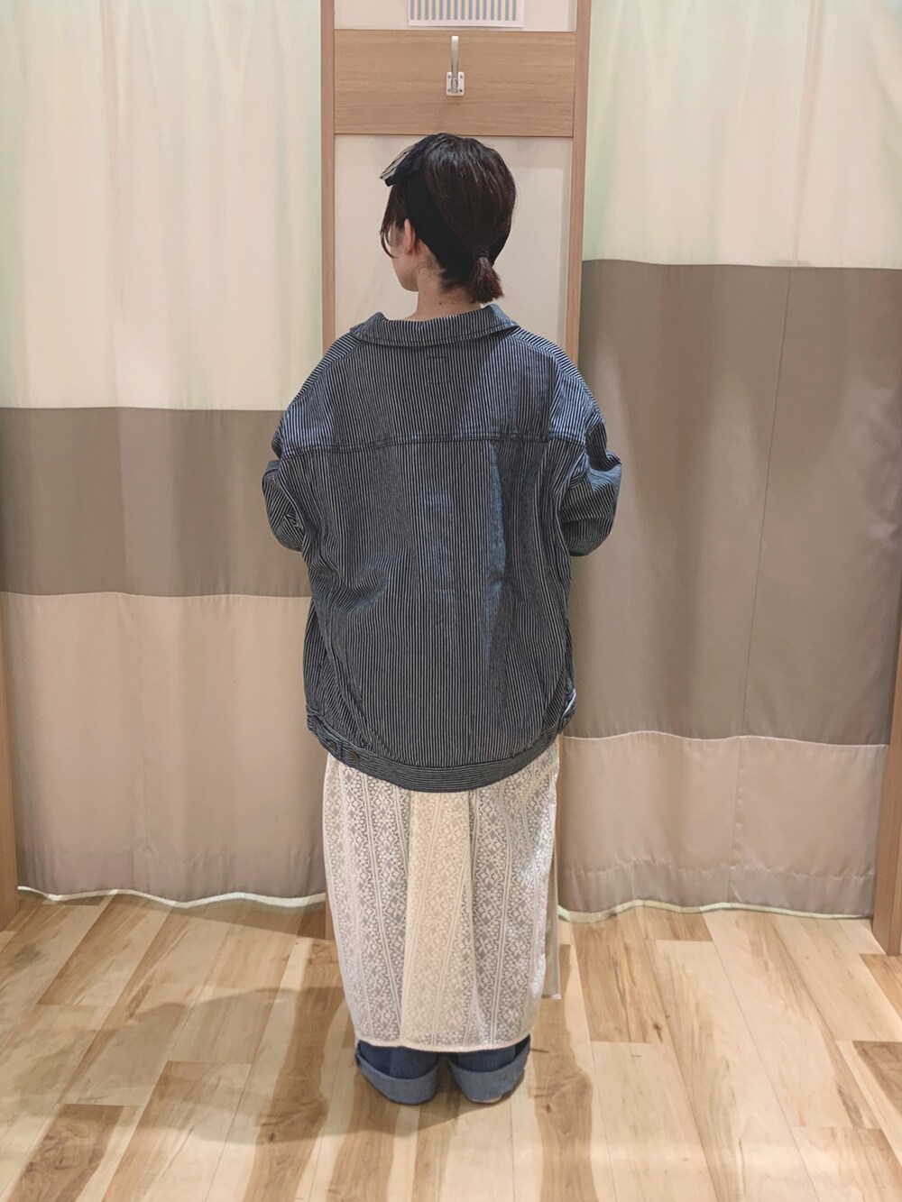 「カジュアルコーデ、低身長コーデ、デニム、ootd、スニーカー、レースワンピース、レイヤードスタイル、デニムジャケット、ロゴT、サマンサ モスモス(Samansa Mos2)、SM2、トートバッグ、ヘアバンド、コンバース」|「Samansa Mos2のキャンバスロゴトートバッグ(ハンドバッグ、ベージュ系)」を使った、なかむらさん(レディース・152cm)の夏コーディネートの3枚目の写真