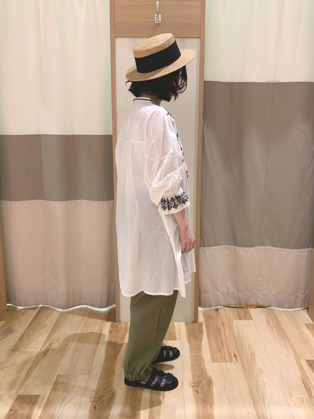 「カジュアル、低身長、ナチュラル、SM2、サマンサ モスモス(Samansa Mos2)、ootd、お出かけコーデ、刺繍、カンカン帽、グルカサンダル、裾絞りパンツ、巾着バッグ、夏コーデ」|「Samansa Mos2の太リボンカンカン帽(ハット、ブラック系)」を使った、なかむらさん(レディース・152cm)の春コーディネートの2枚目の写真