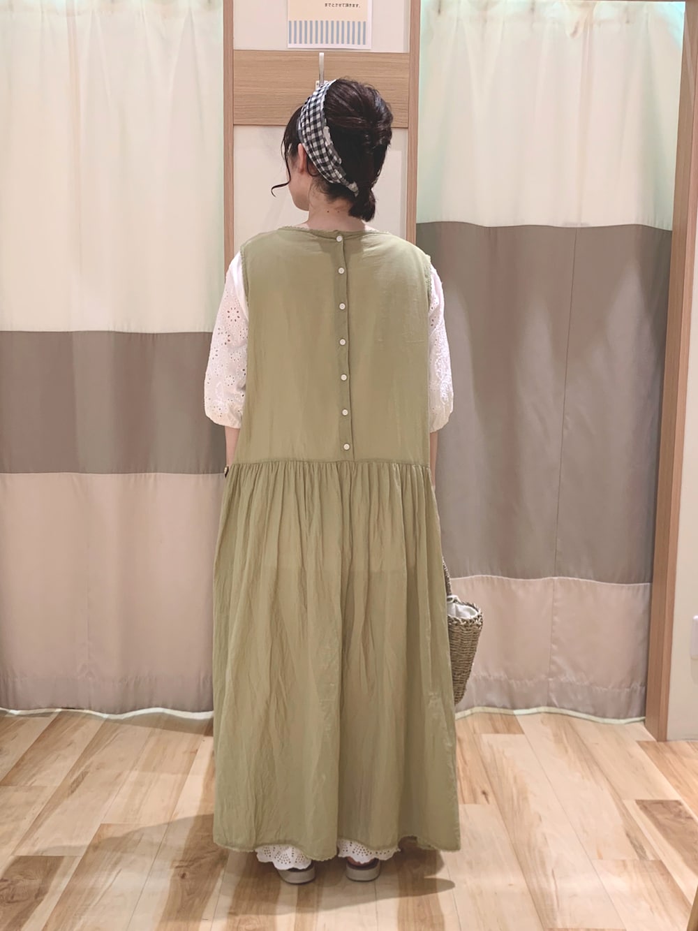 「夏コーデ、低身長、オトナカワイイ、SM2、サマンサ モスモス(Samansa Mos2)、ootd、はしごレース、グリーン、裾レース、かごバッグ、レイヤードスタイル、ガーリー、ヘアバンド、ノースリーブワンピース」｜「Samansa Mos2のハシゴレースレイヤードワンピース（ワンピース、グリーン系）」を使った、なかむらさん（レディース・152cm）の夏コーディネートの3枚目の写真