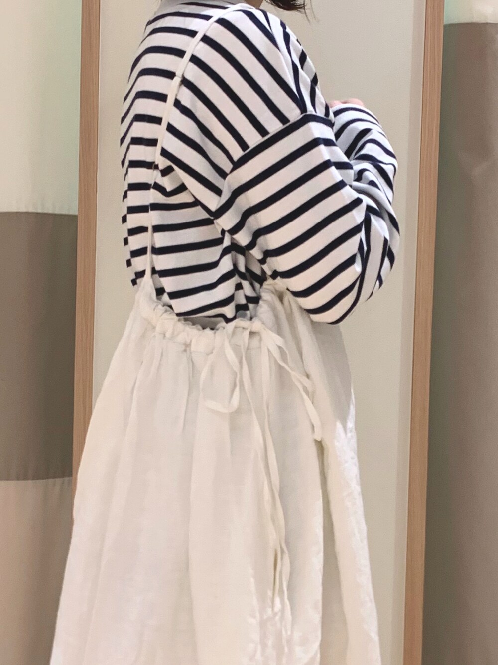 「サマンサ モスモス(Samansa Mos2)、SM2、春コーデ、オトナカジュアル、ootd、低身長、ピンク、デニム、キャミワンピ、ボーダー、スニーカーコーデ、kazumiコラボ、お花見、ピクニック」｜「Samansa Mos2のポンチボーダー裏起毛Tシャツ（Tシャツ/カットソー、ホワイト系）」を使った、なかむらさん（レディース・152cm）の冬コーディネートの3枚目の写真