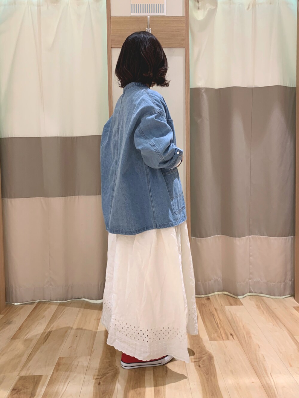 「サマンサ モスモス(Samansa Mos2)、SM2、春コーデ、オトナカジュアル、ootd、低身長、ピンク、デニム、キャミワンピ、ボーダー、スニーカーコーデ、kazumiコラボ、お花見、ピクニック」｜「Samansa Mos2のポンチボーダー裏起毛Tシャツ（Tシャツ/カットソー、ホワイト系）」を使った、なかむらさん（レディース・152cm）の冬コーディネートの2枚目の写真