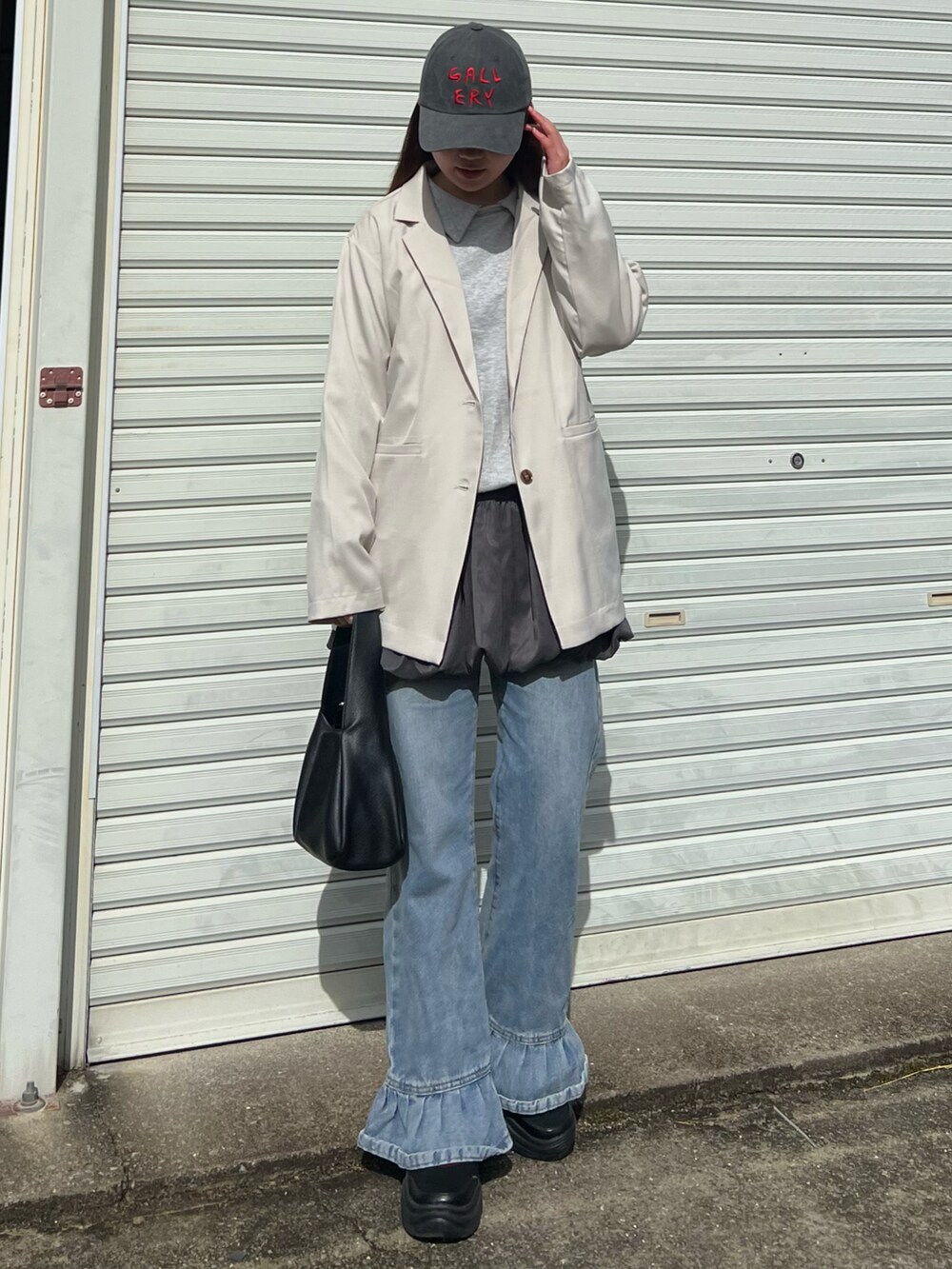 ブルー系のデニムパンツ、グレー系のスウェット、ブラック系のバレエシューズを着用したレディースの春コーディネートの4枚目の写真