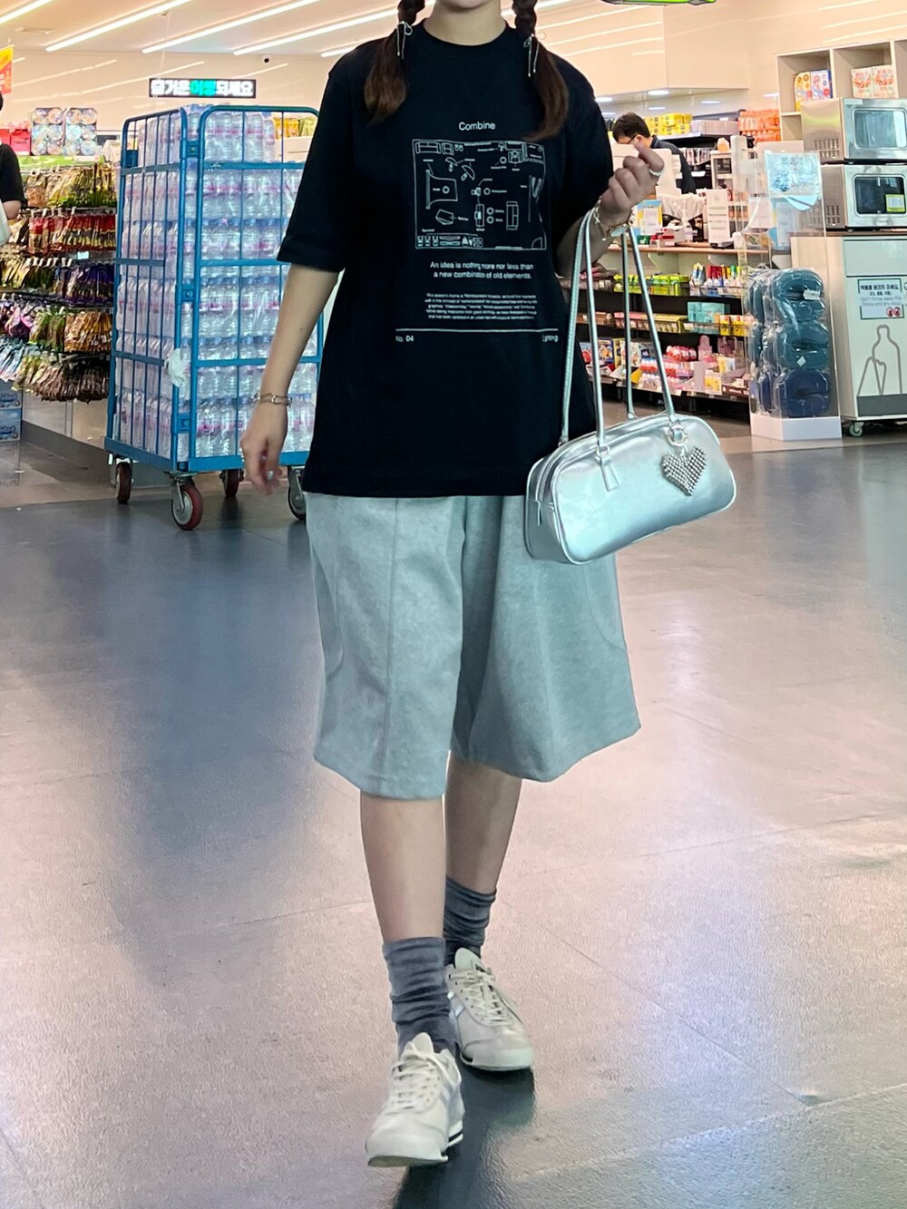 ホワイト系のスニーカー、その他のTシャツ/カットソー、シルバー系のボストンバッグを着用したレディースの秋コーディネートの2枚目の写真