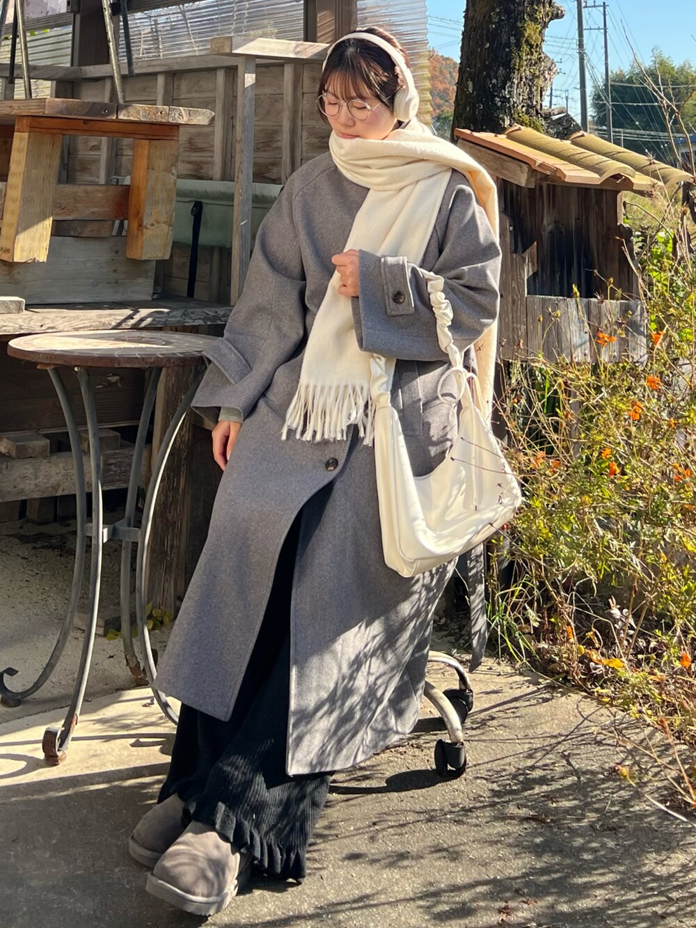「冬コーデ、冬アウター、クリスマスに着たい服、マイベストコーデ2024、マフラーぐるぐる、デートコーデ、お出かけコーデ、テーマパークコーデ、韓国ファッション、プチプラ、レイヤードスタイル、休日スタイル、ロングコート、ブーツ、ムートンブーツ」｜「UGGのUGG アグ W CLASSIC MINI II（ブーツ、グレー系）」を使った、sor_aroomさん（レディース・160cm）の冬コーディネートの3枚目の写真