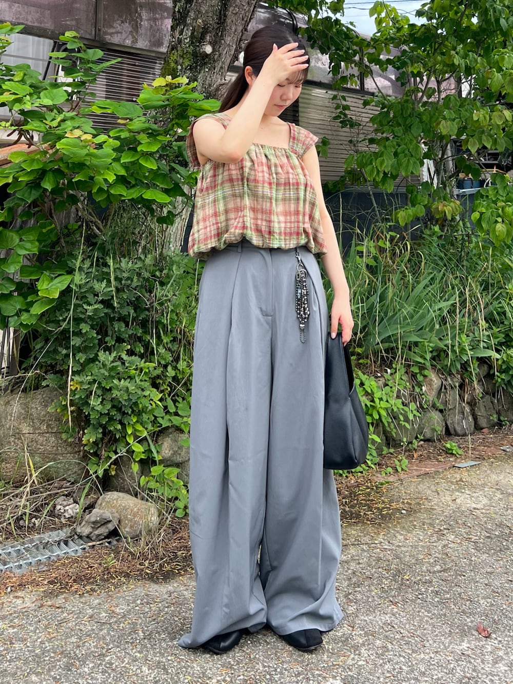 ブラック系のパンプス、グリーン系のタンクトップ、グレー系のその他パンツを着用したレディースの夏コーディネートの3枚目の写真